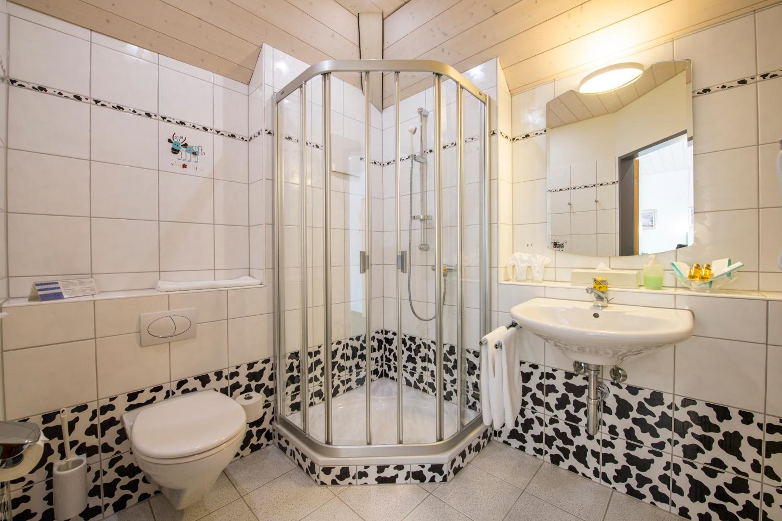 Twin Room with Private Bathroom - Photo 11