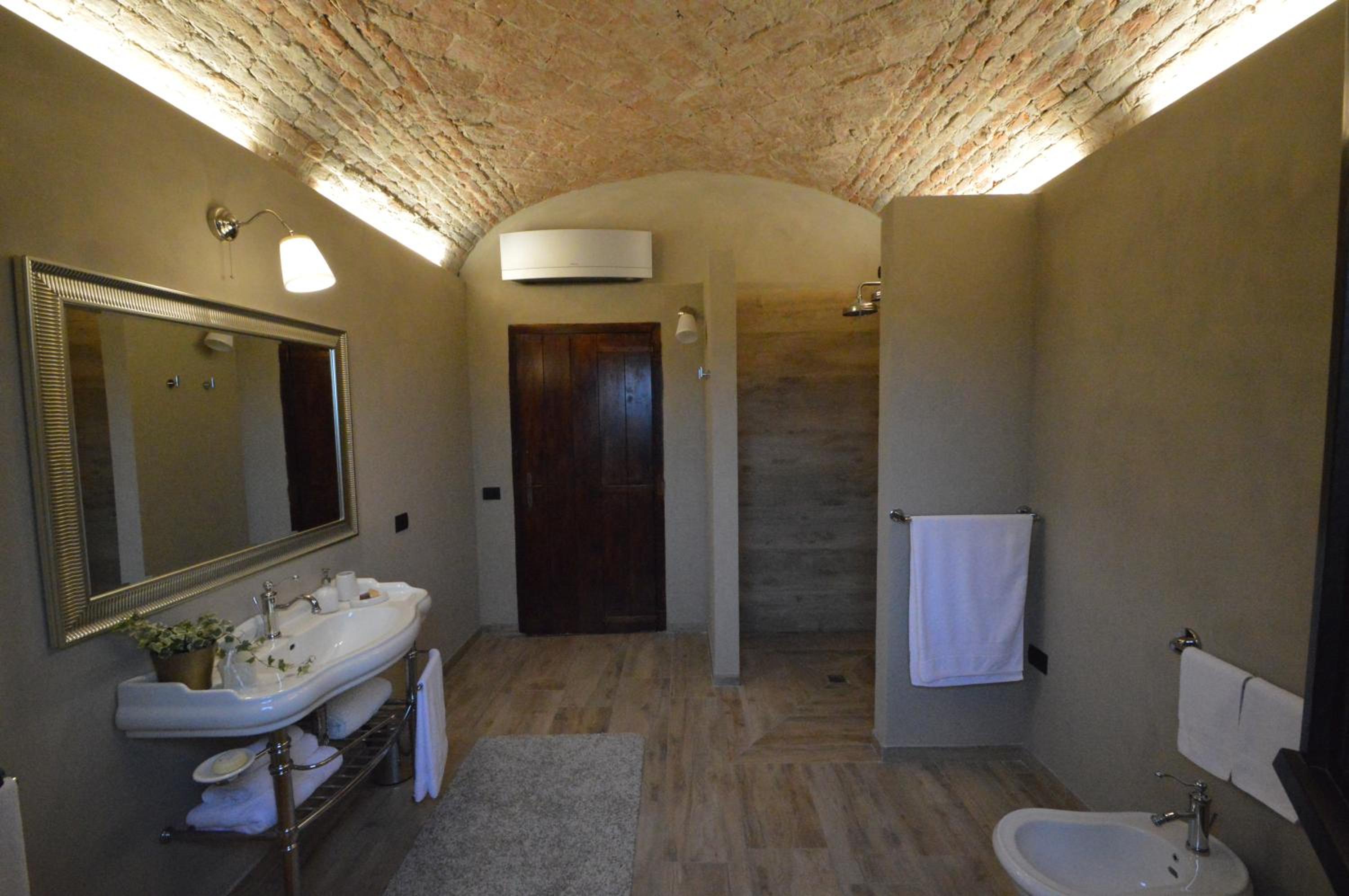 Deluxe Double Room with Shower - Photo 5