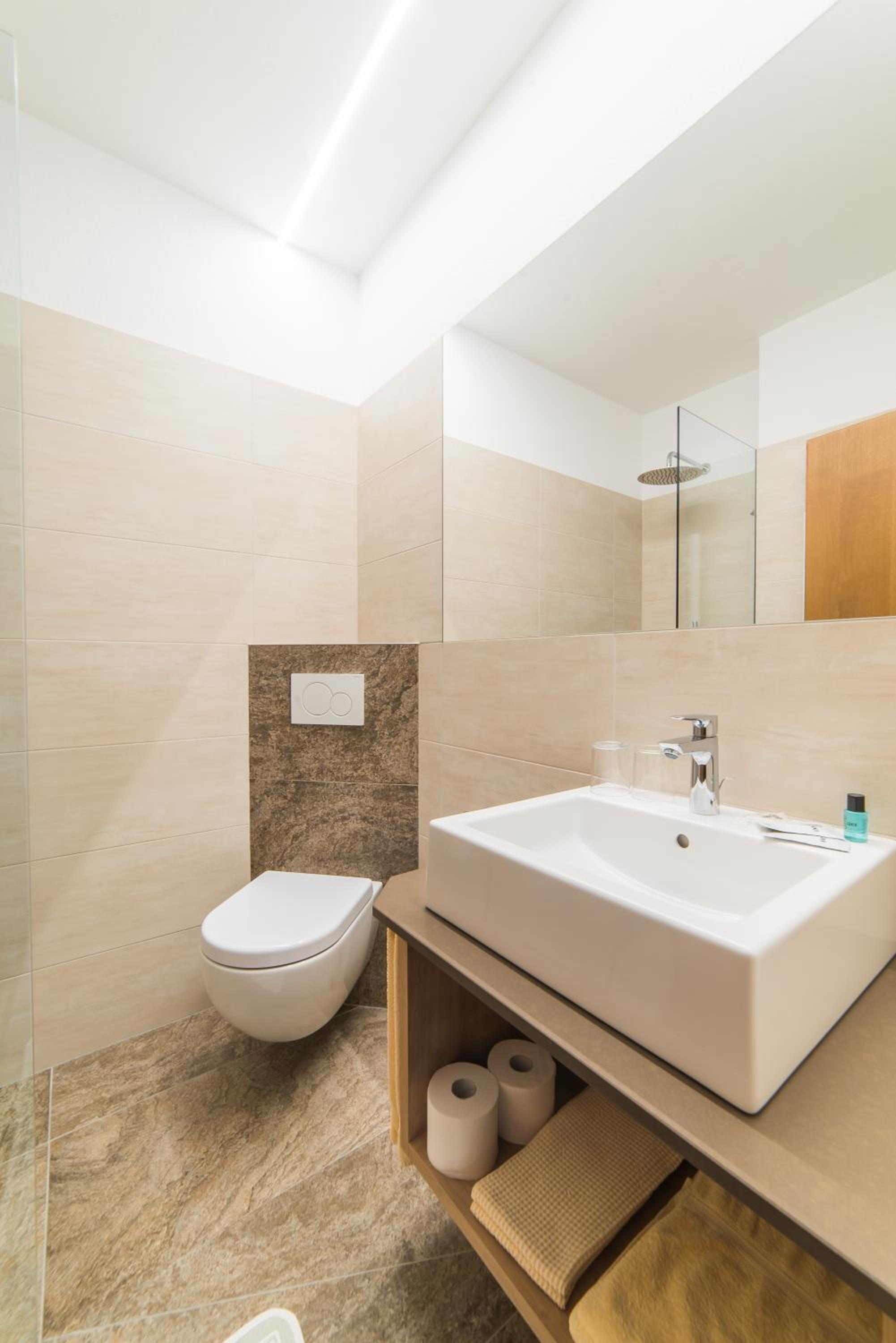 Double Room with Balcony - Photo 12