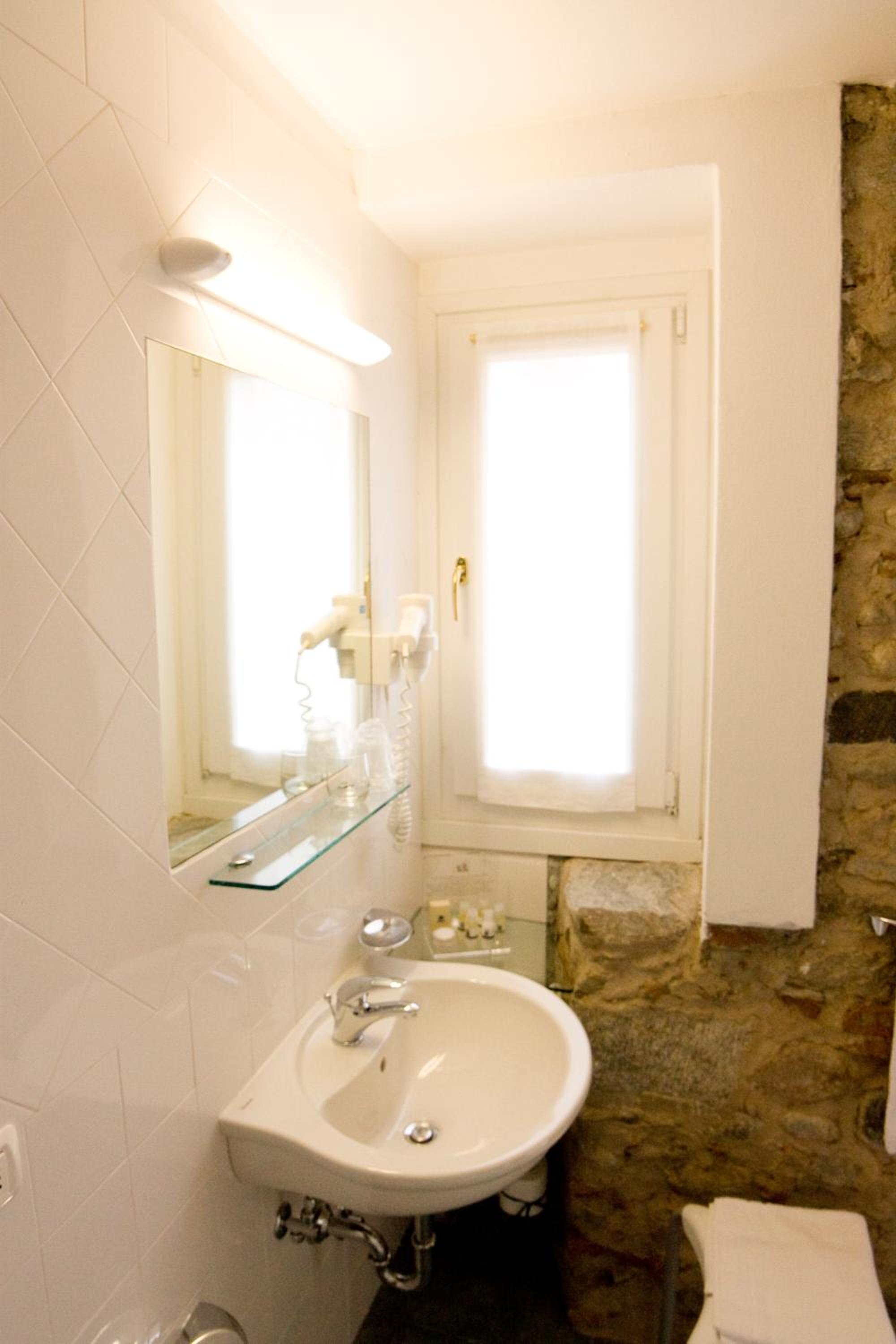 Double Room - Photo 18