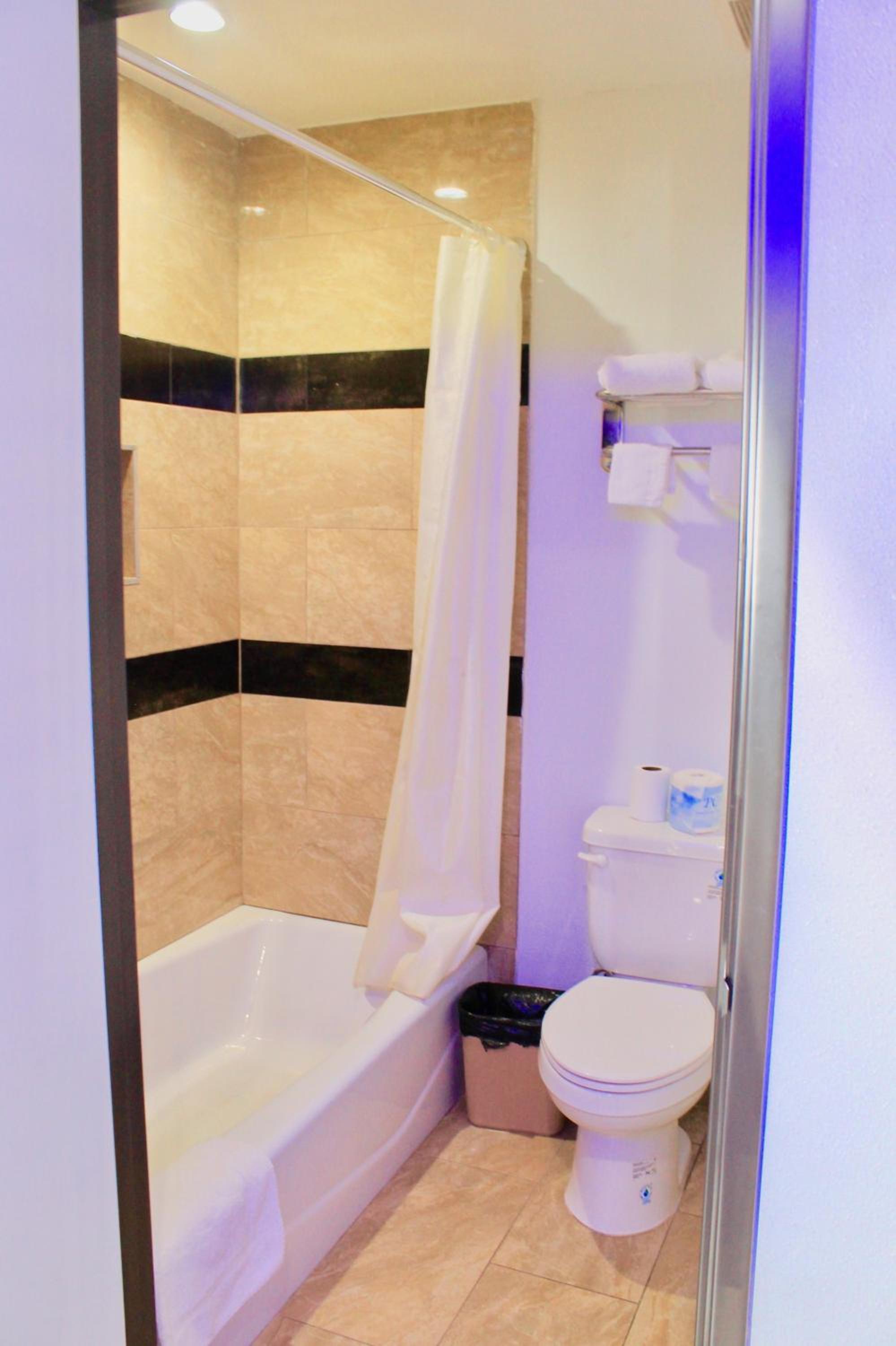 Queen Room - Non-Smoking - Photo 2