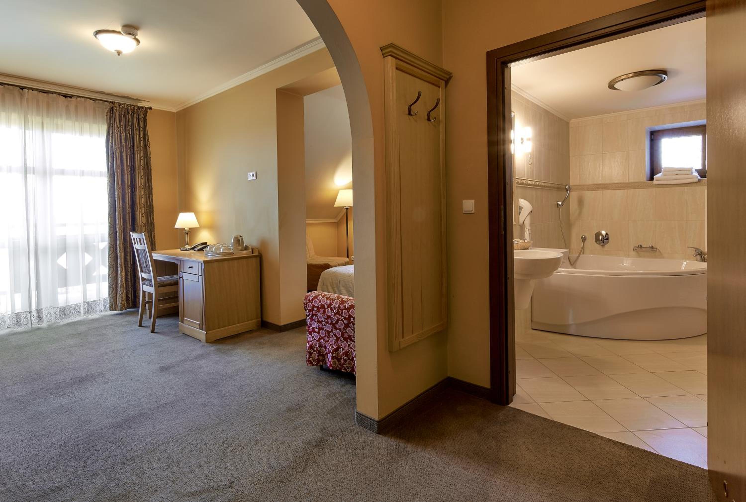 Deluxe Double Room with Extra Bed - Photo 7