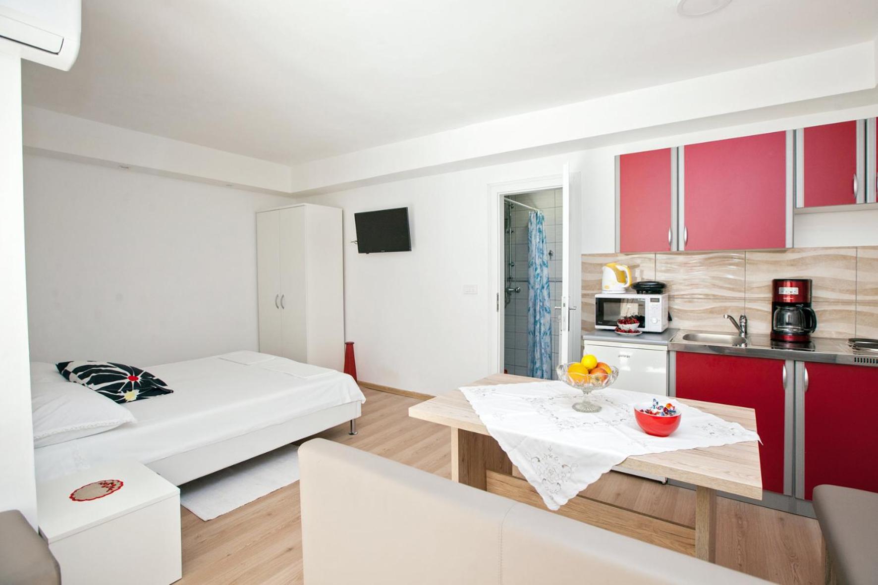 Standard Suite - Photo 11
