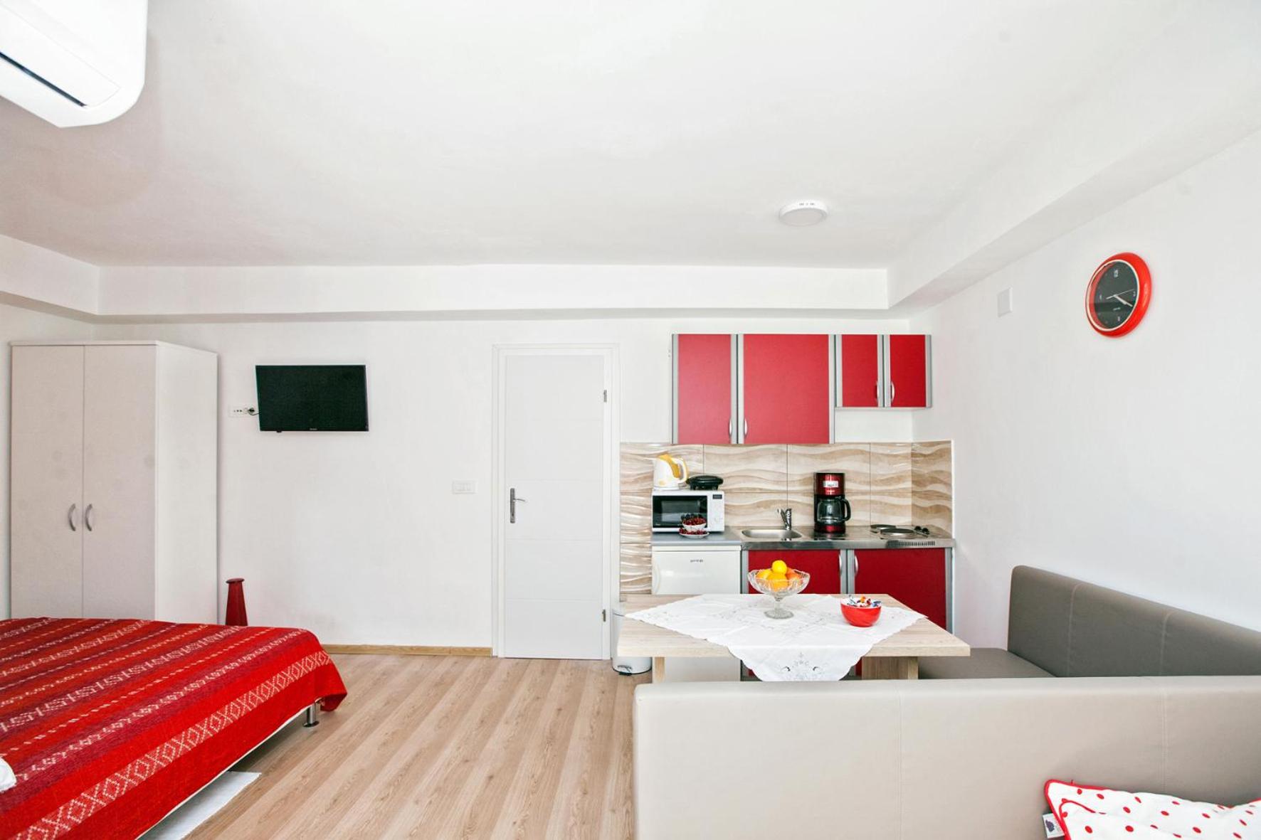 Standard Suite - Photo 7