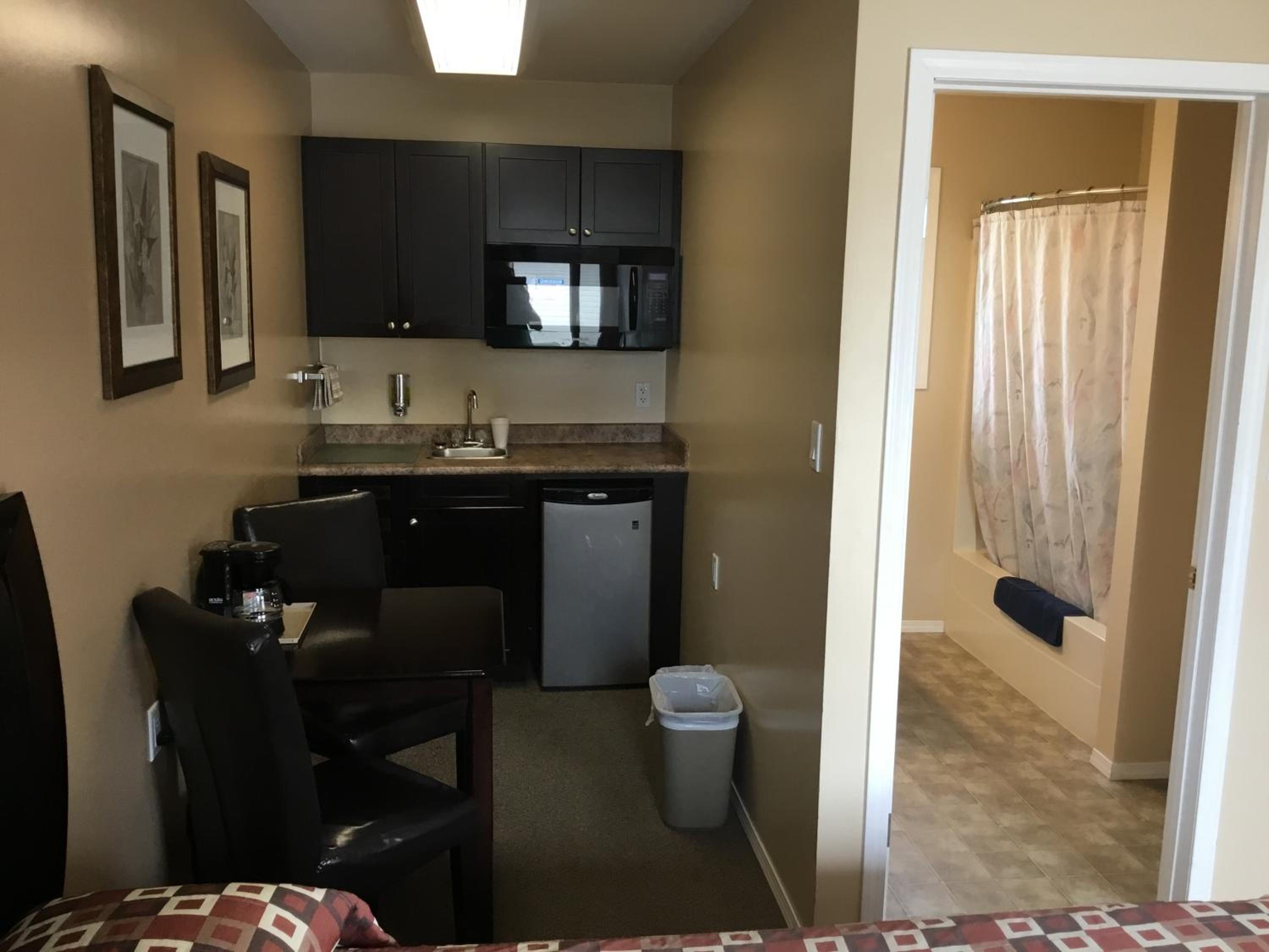 Queen Room photo 2