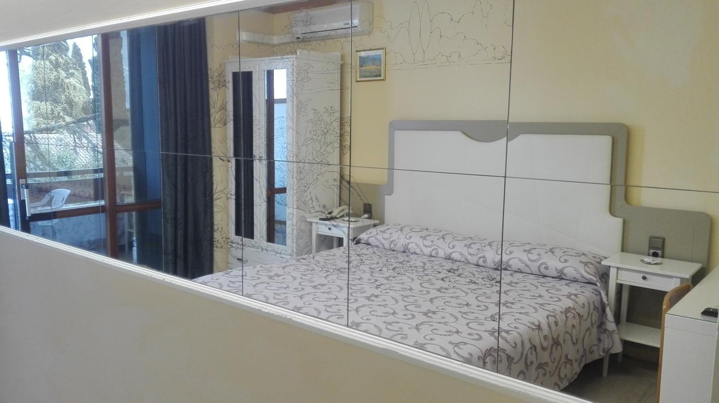 Double or Twin Room with Lake View - Photo 1
