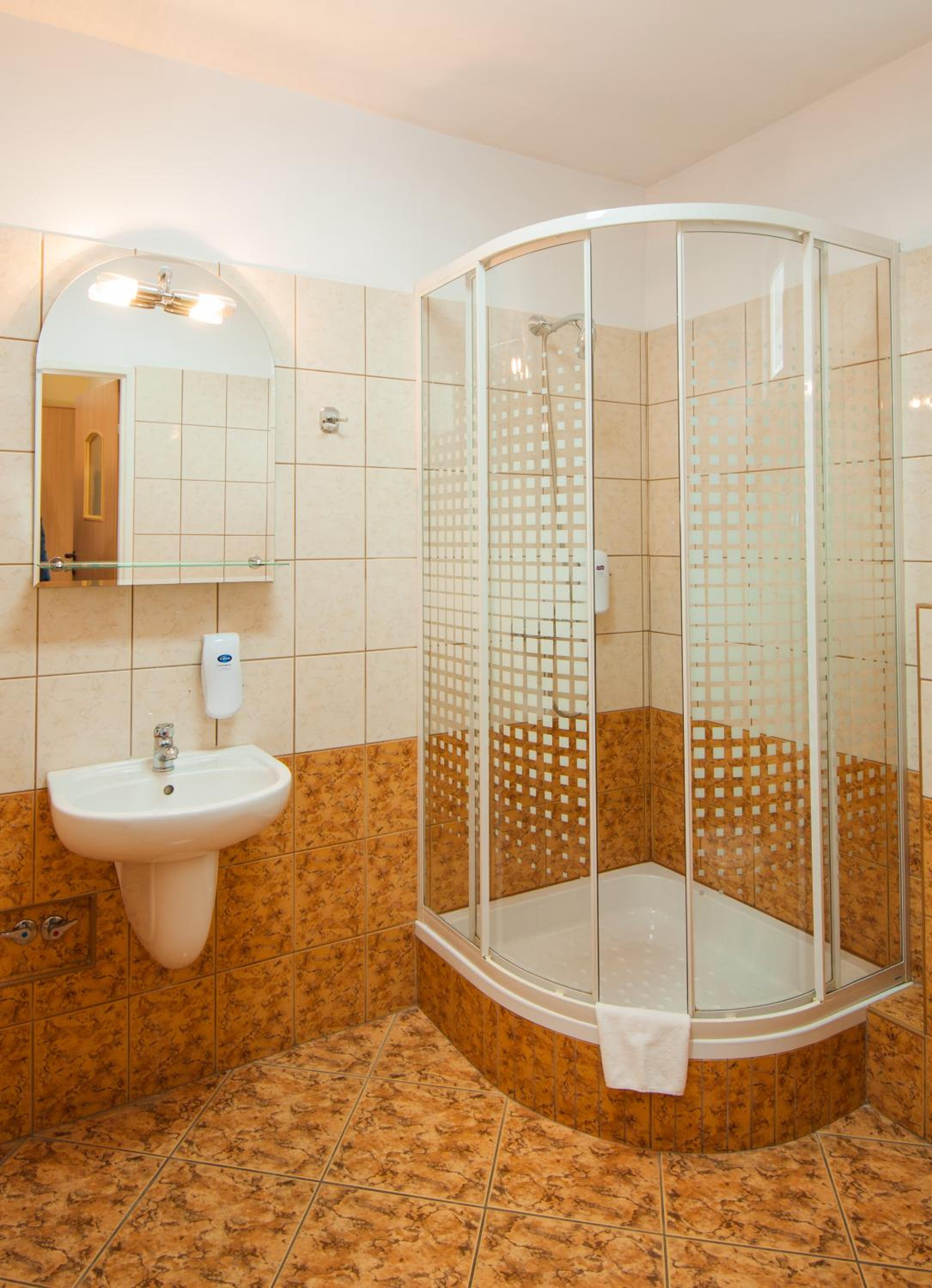 Standard Twin Room - Photo 4