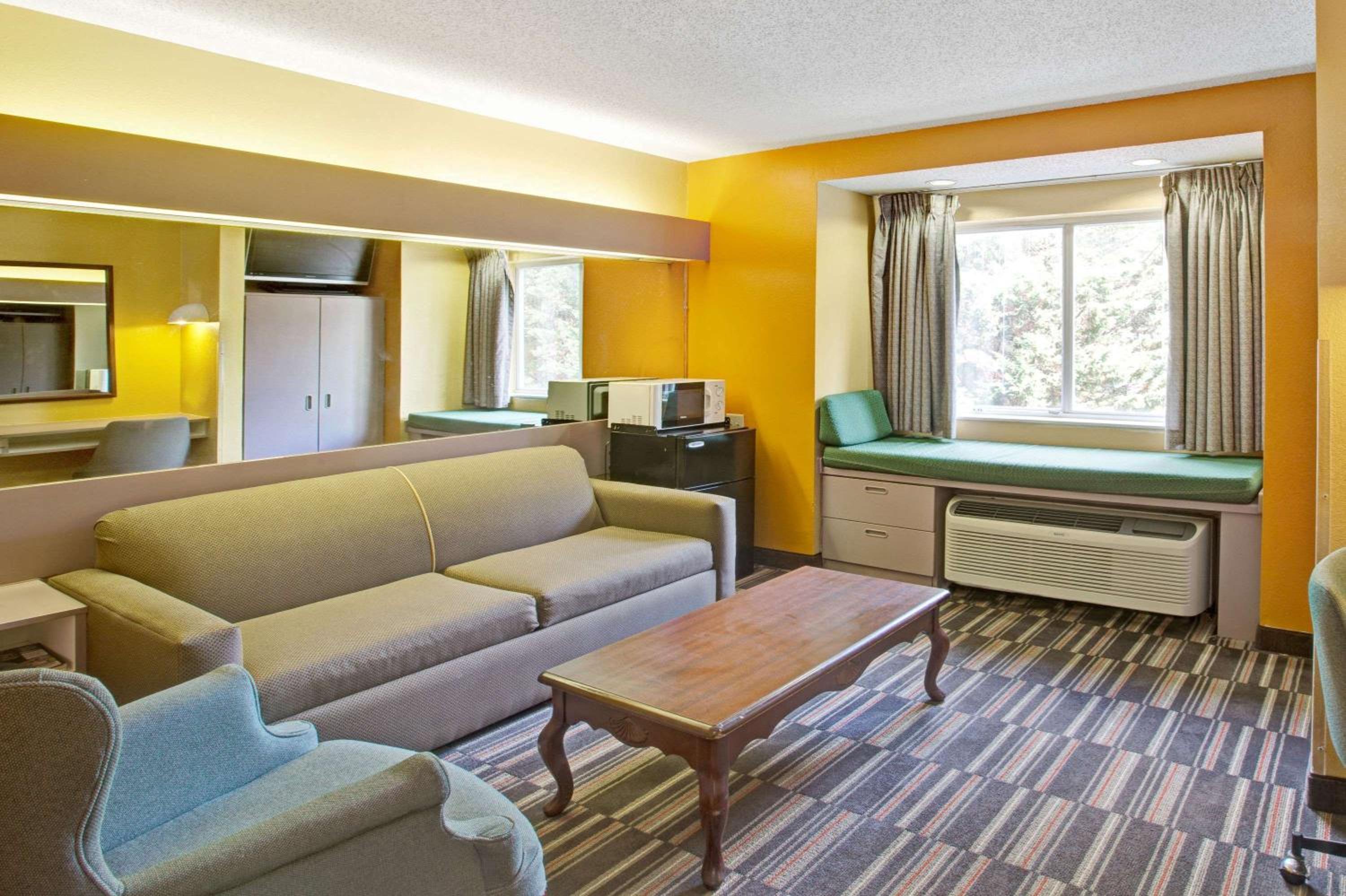 One Bedroom Suite - Non-Smoking - Photo 8