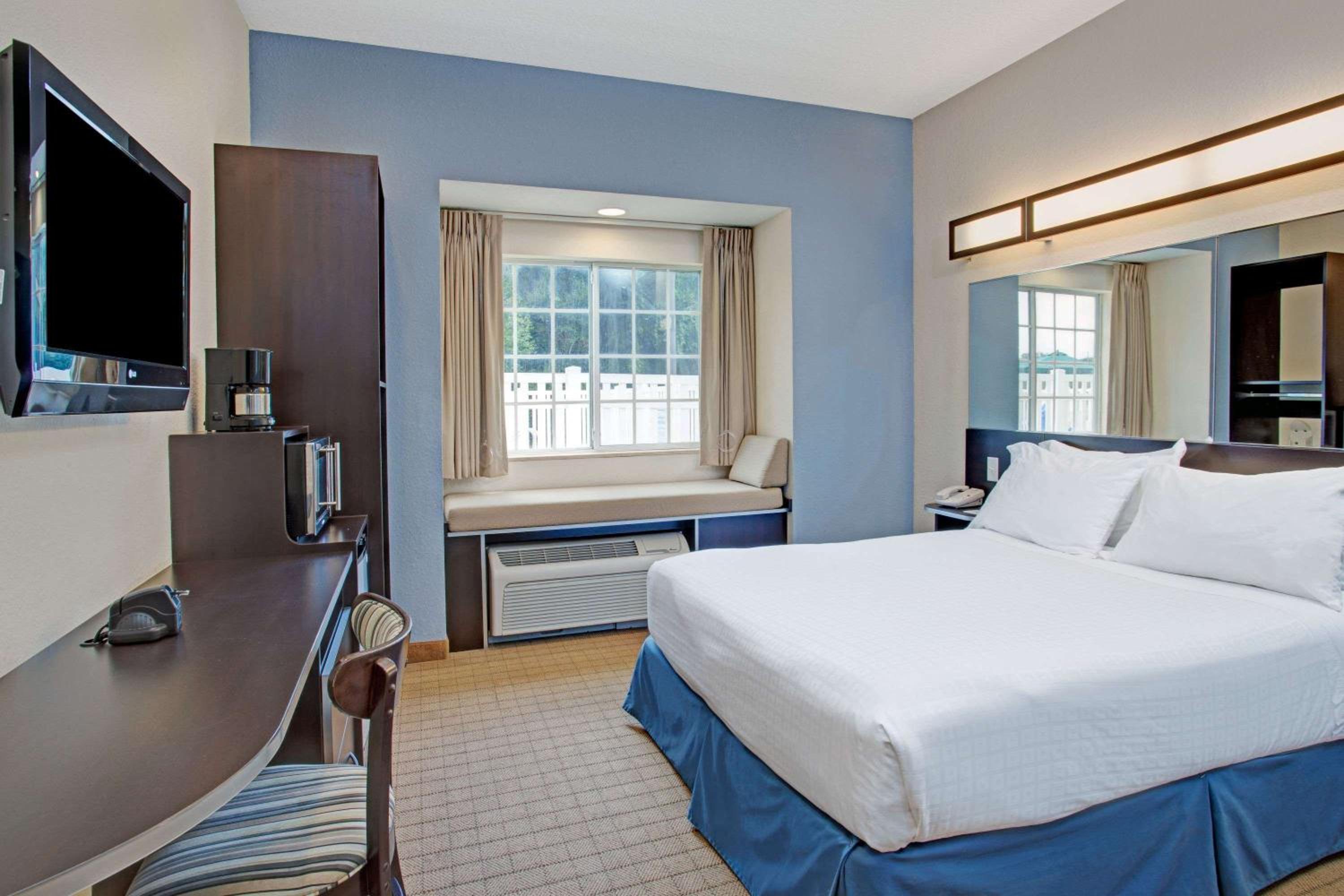 Queen Room with Roll-In Shower - Mobility Access/Non-Smoking - Photo 1