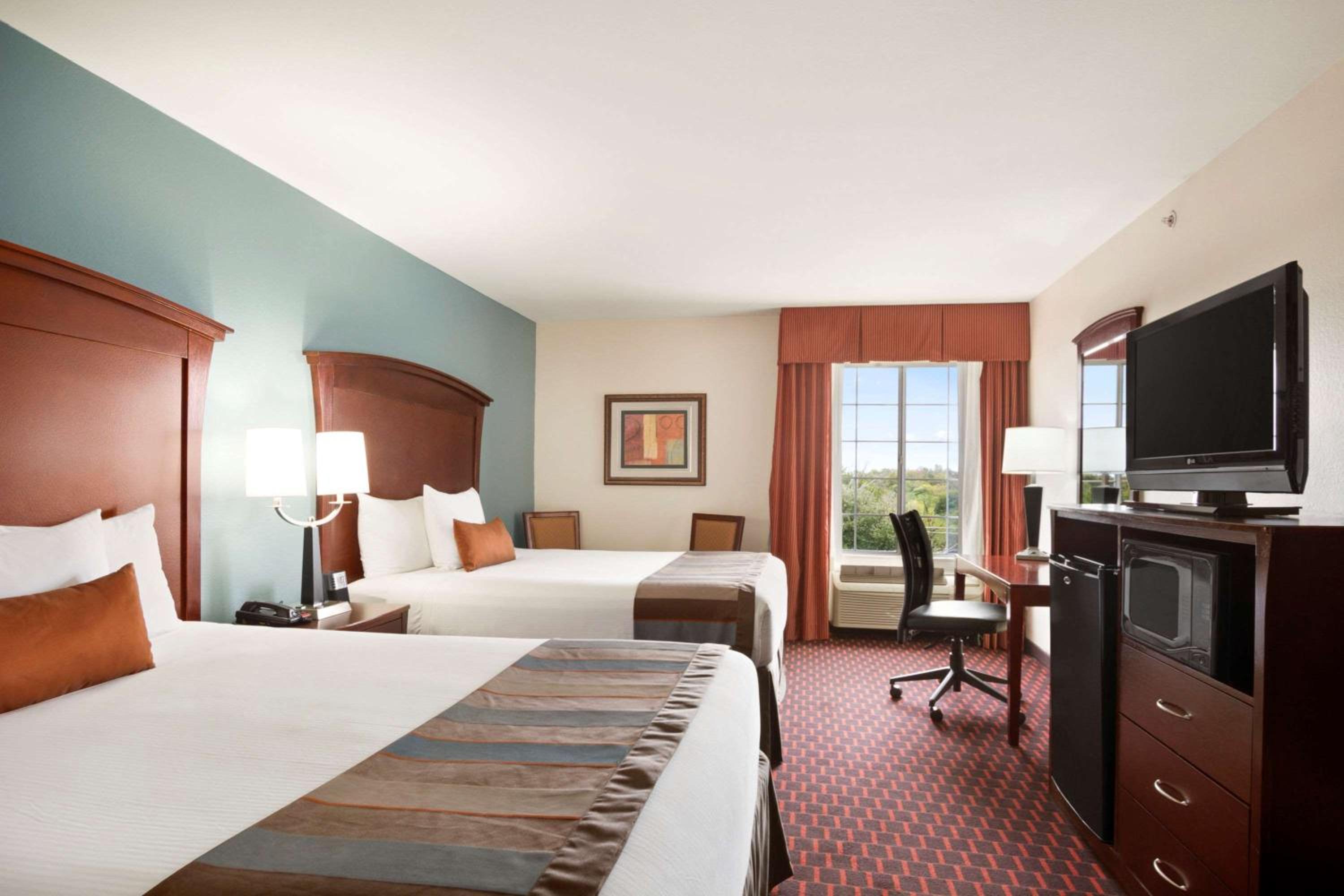 Queen Room with Two Queen Beds - Non-Smoking - Photo 3