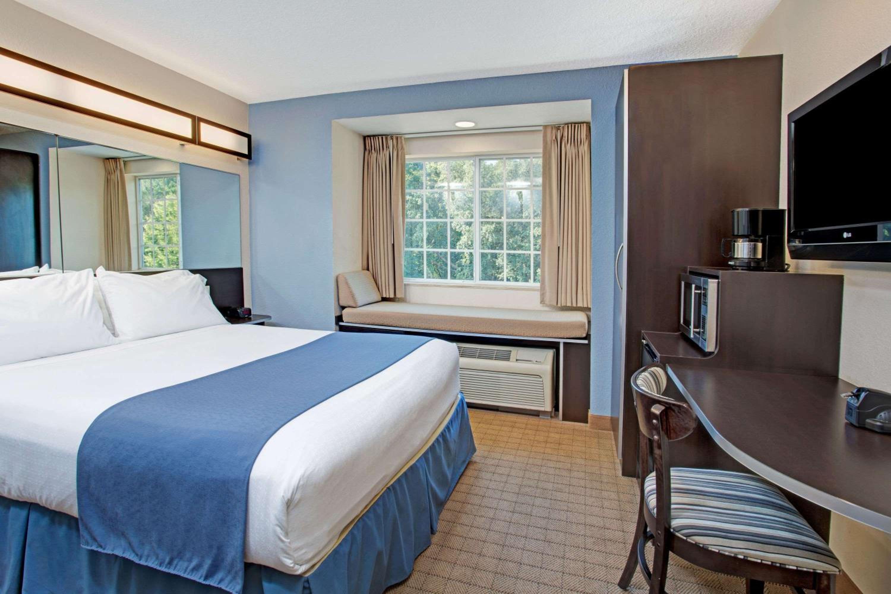 Queen Room with Roll-In Shower - Mobility Access/Non-Smoking - Photo 2