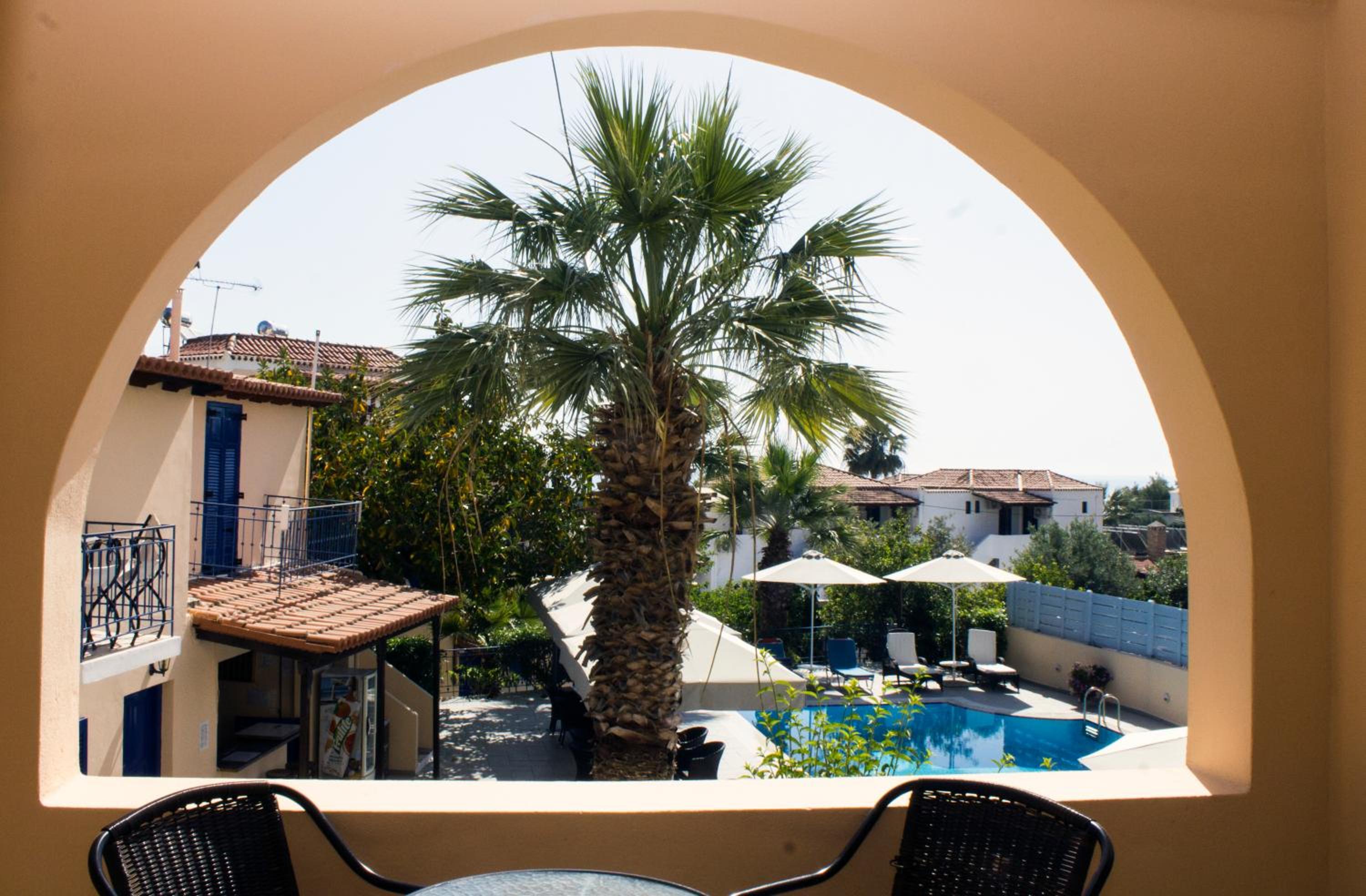 Apartment with Pool View