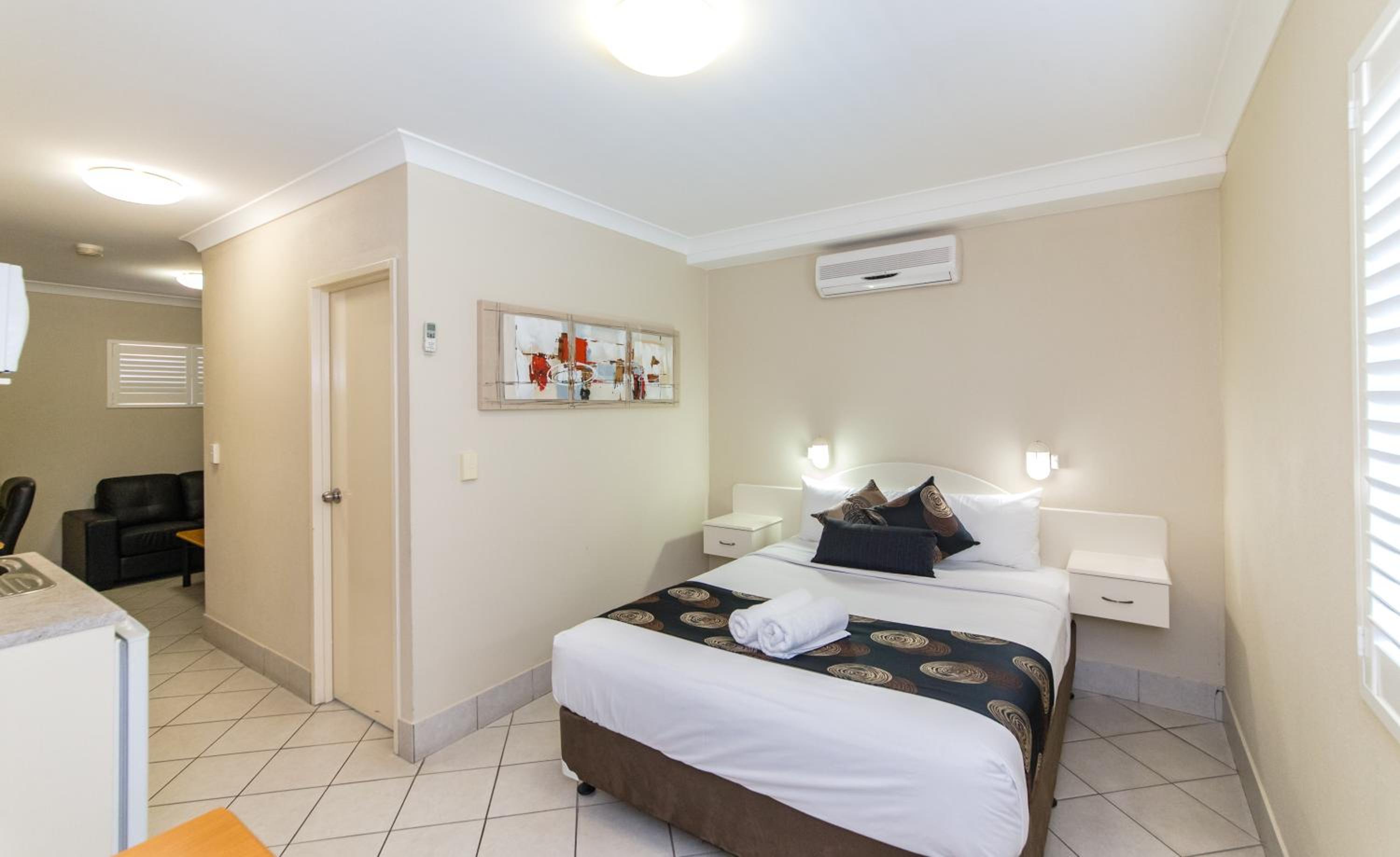 Executive Queen Suite with Sofa photo 1