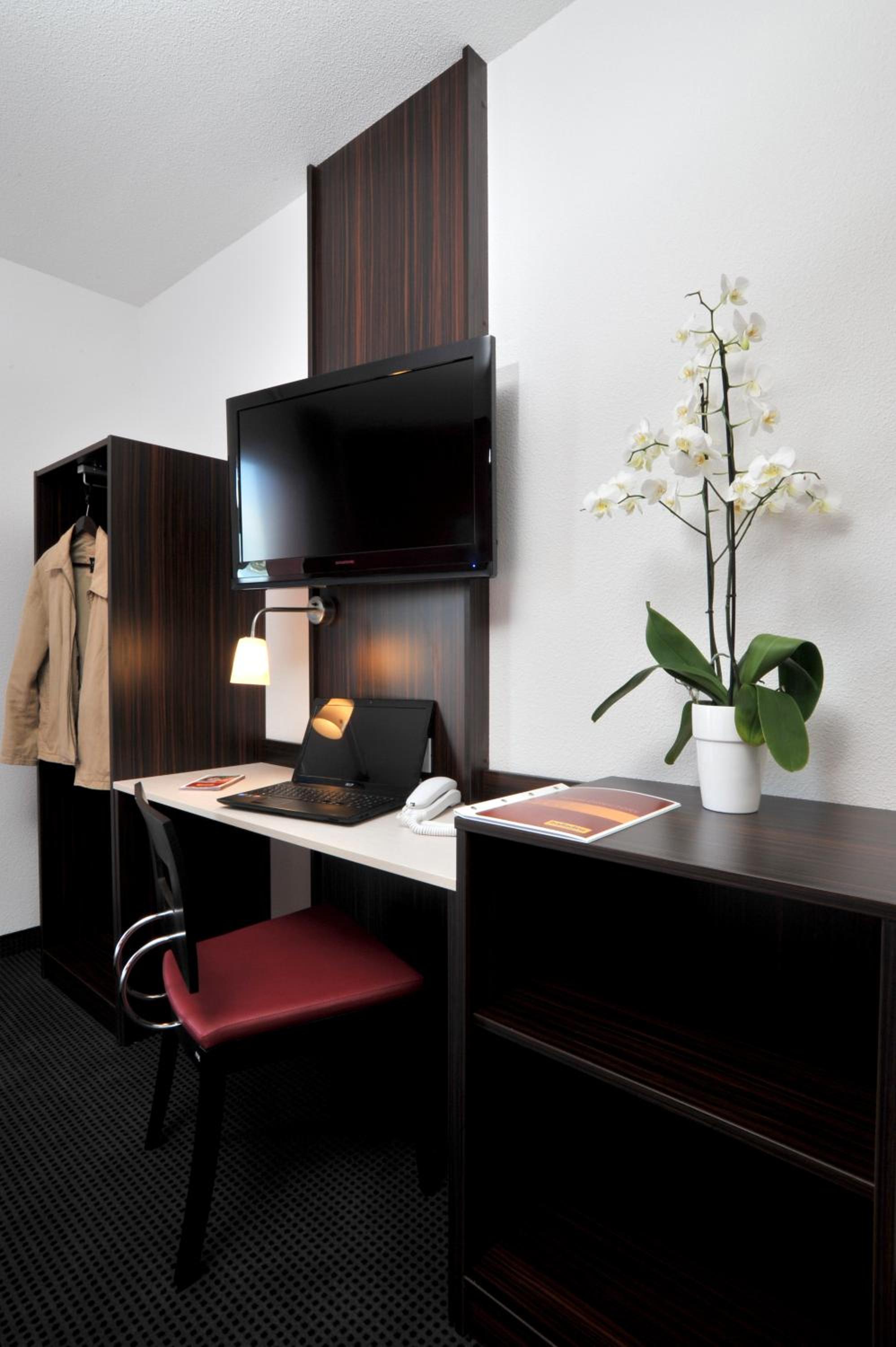 Triple Room with 3 Single Beds photo 3