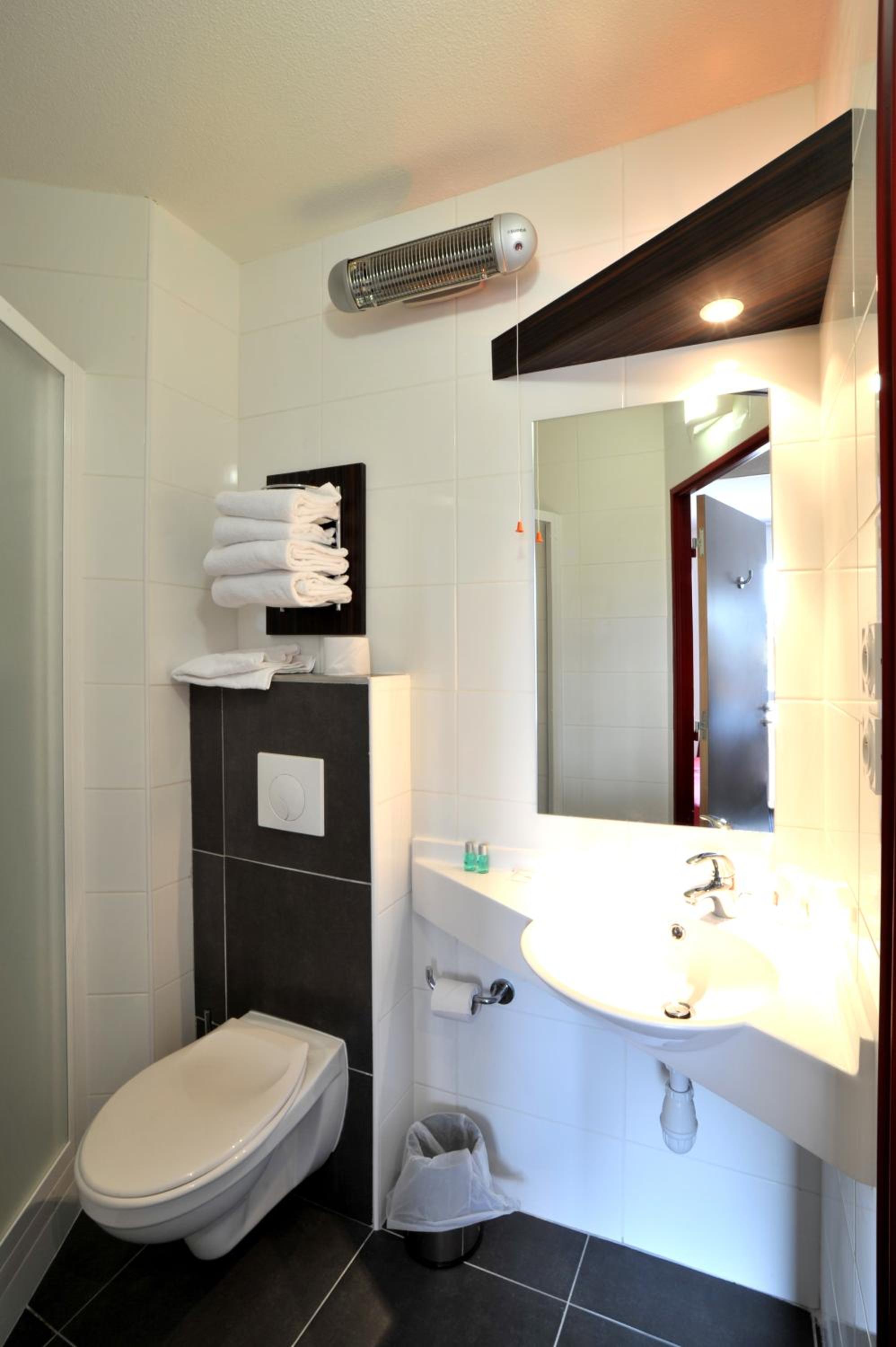 Triple Room with 3 Single Beds photo 2