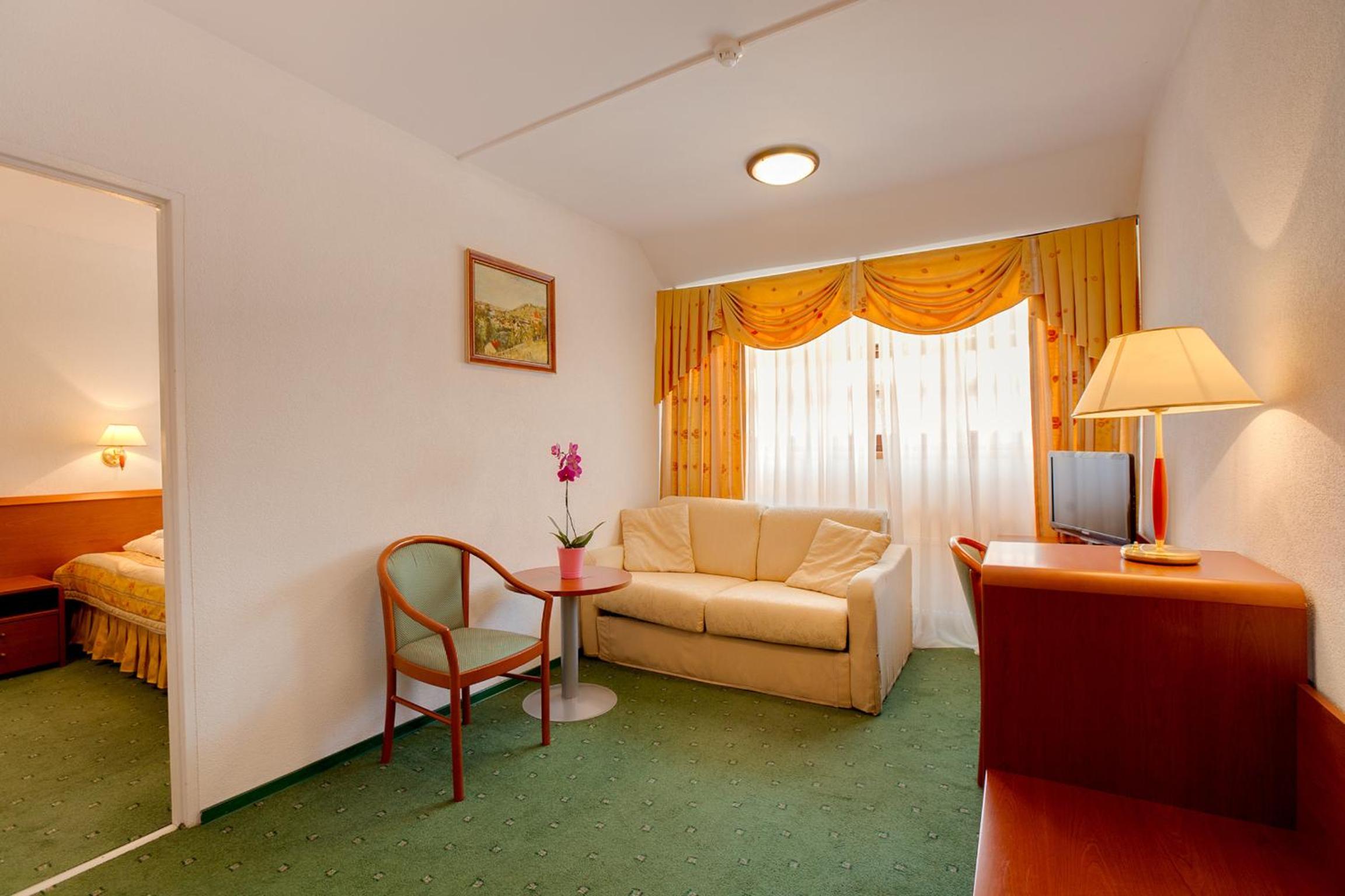 Apartment photo 2