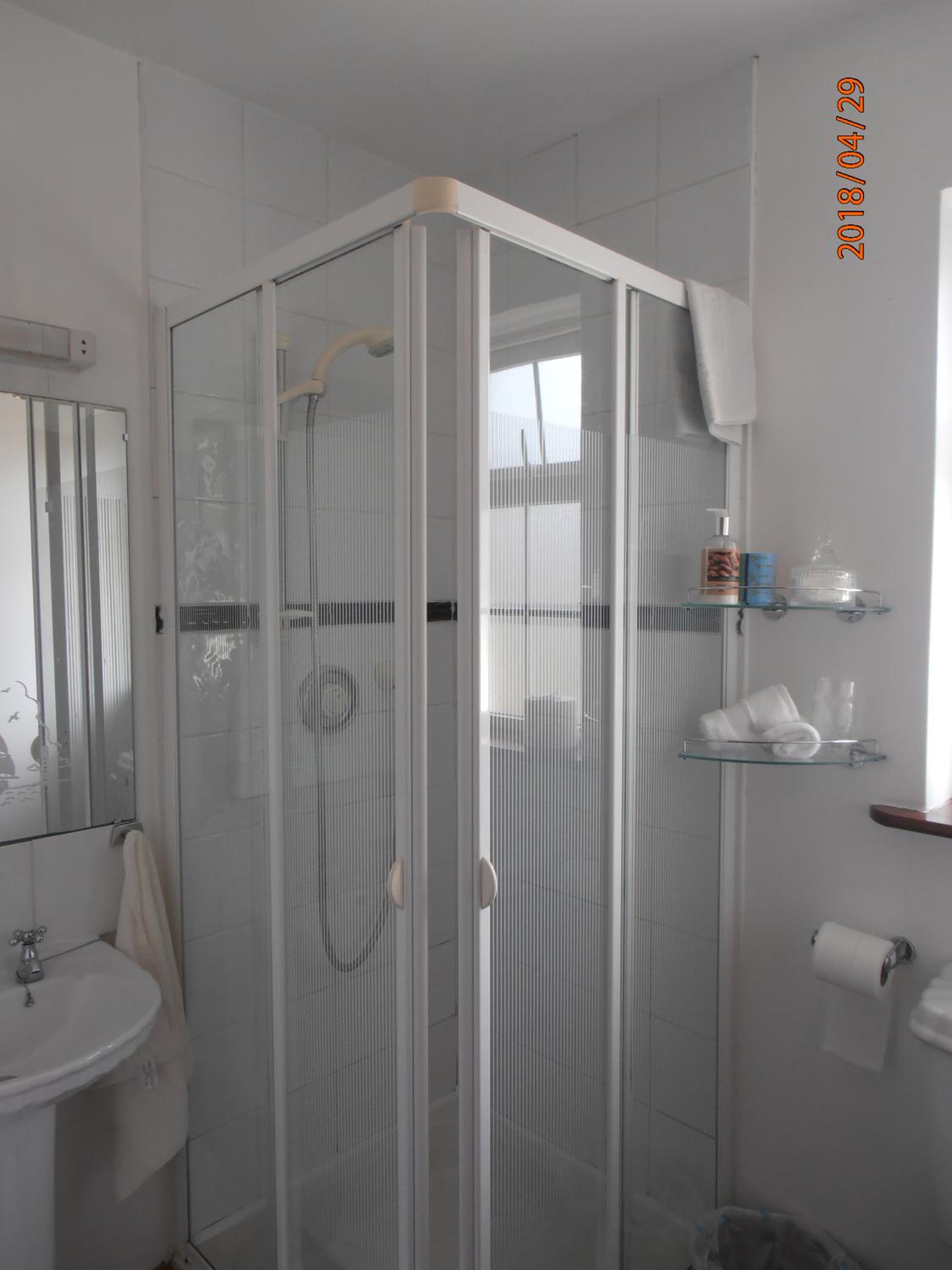 Double Room with Private Bathroom - Photo 12