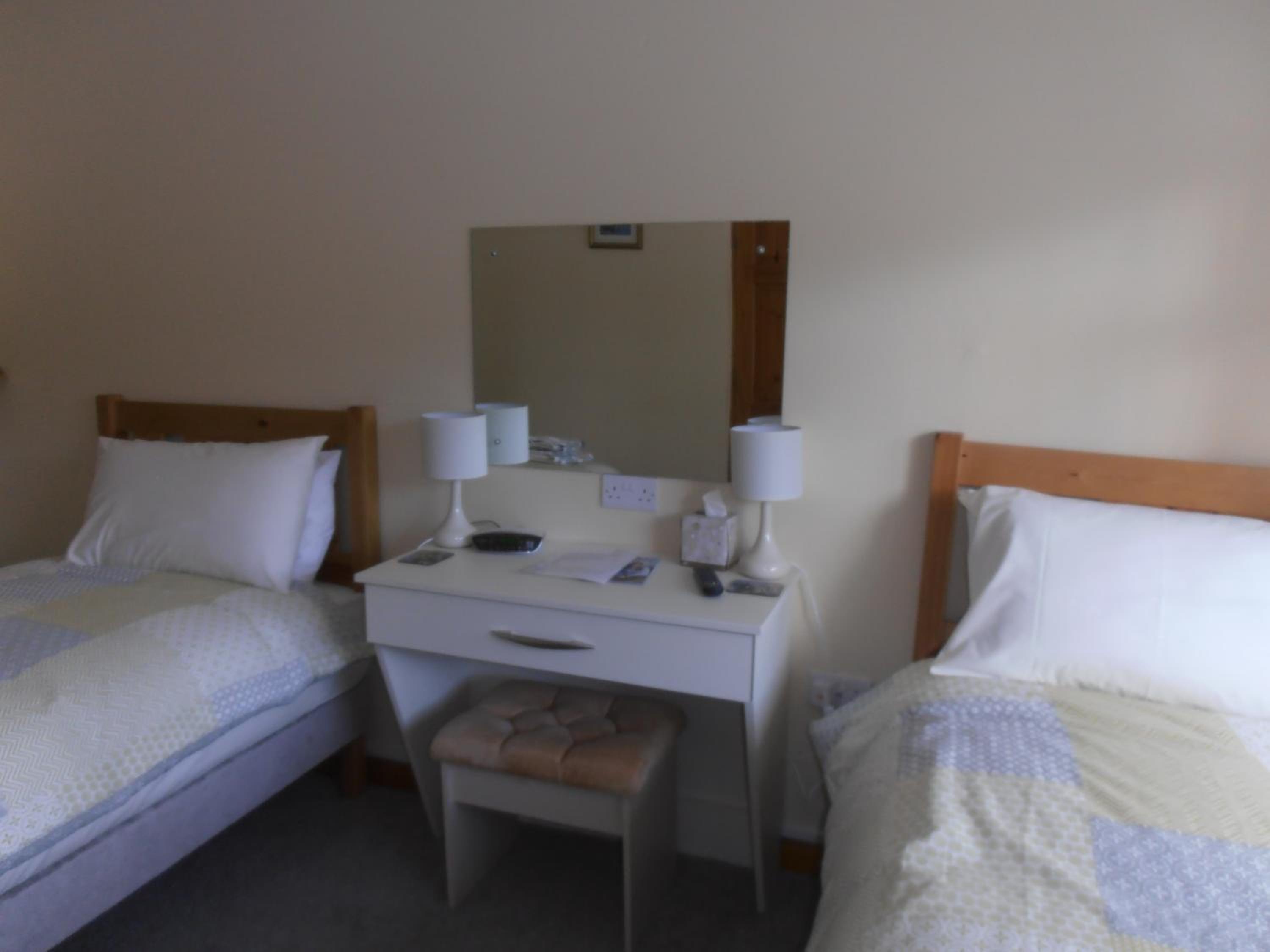Twin Room with Private Bathroom photo 2
