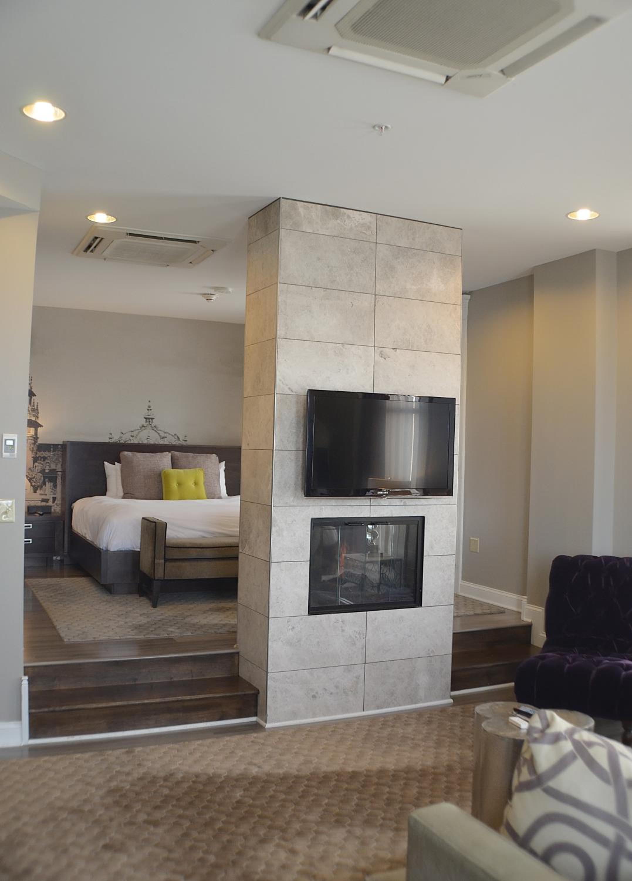 Junior Suite with King Bed - Photo 1