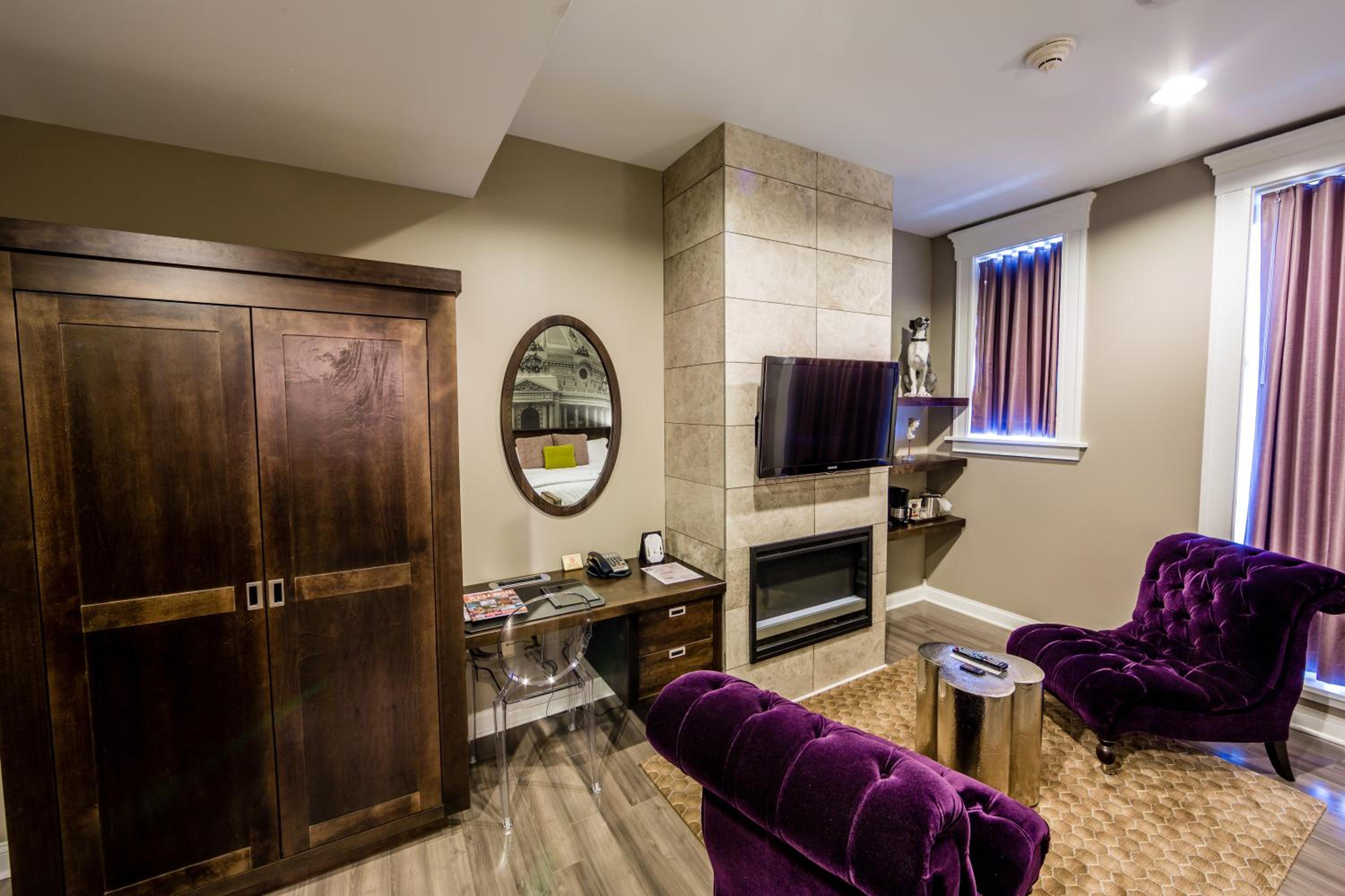Junior Suite with Queen Bed - Non Smoking - Photo 1