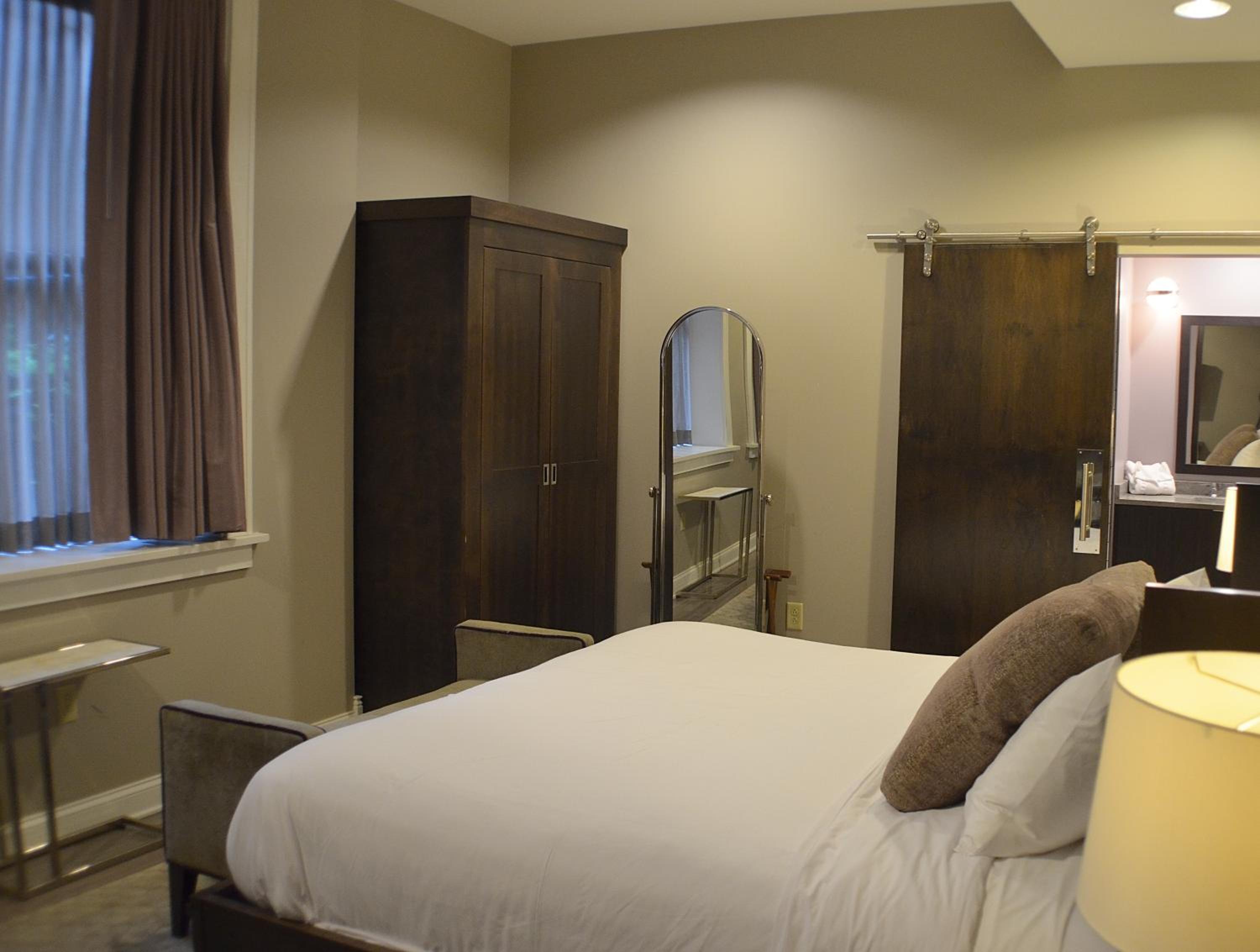 Deluxe Room with Queen Bed - Non Smoking - Photo 4