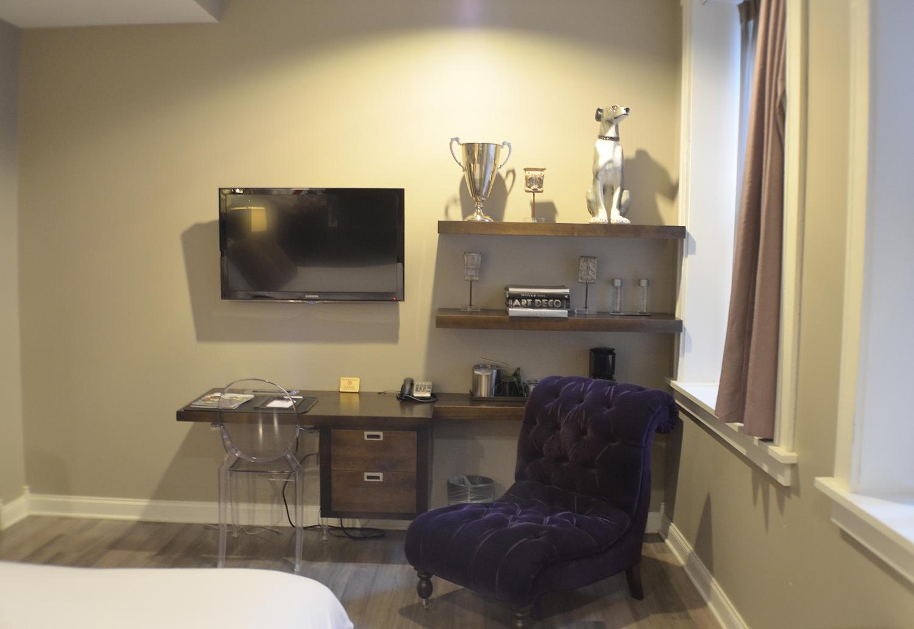 Deluxe Room with Queen Bed - Non Smoking - Photo 3