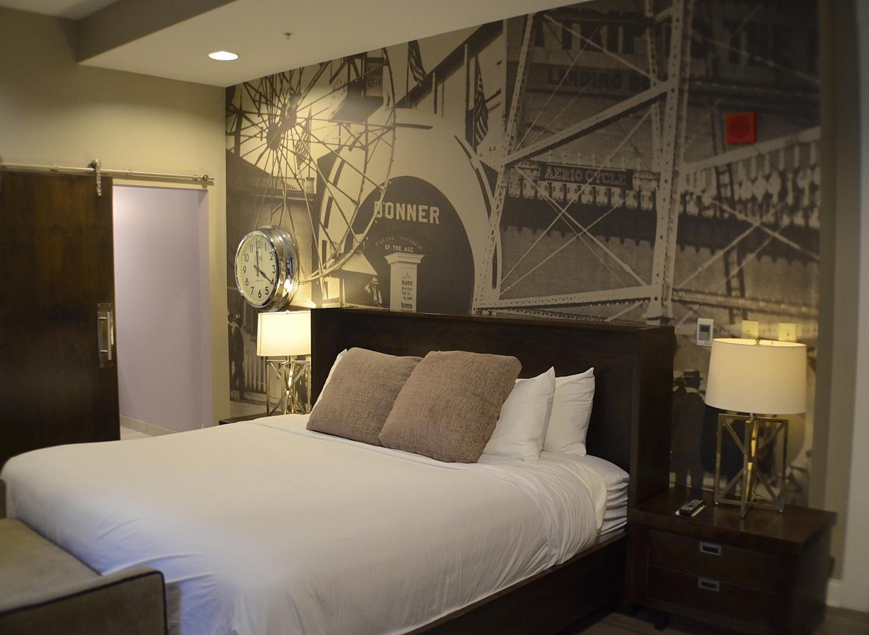 Deluxe Room with Queen Bed - Non Smoking - Photo 1