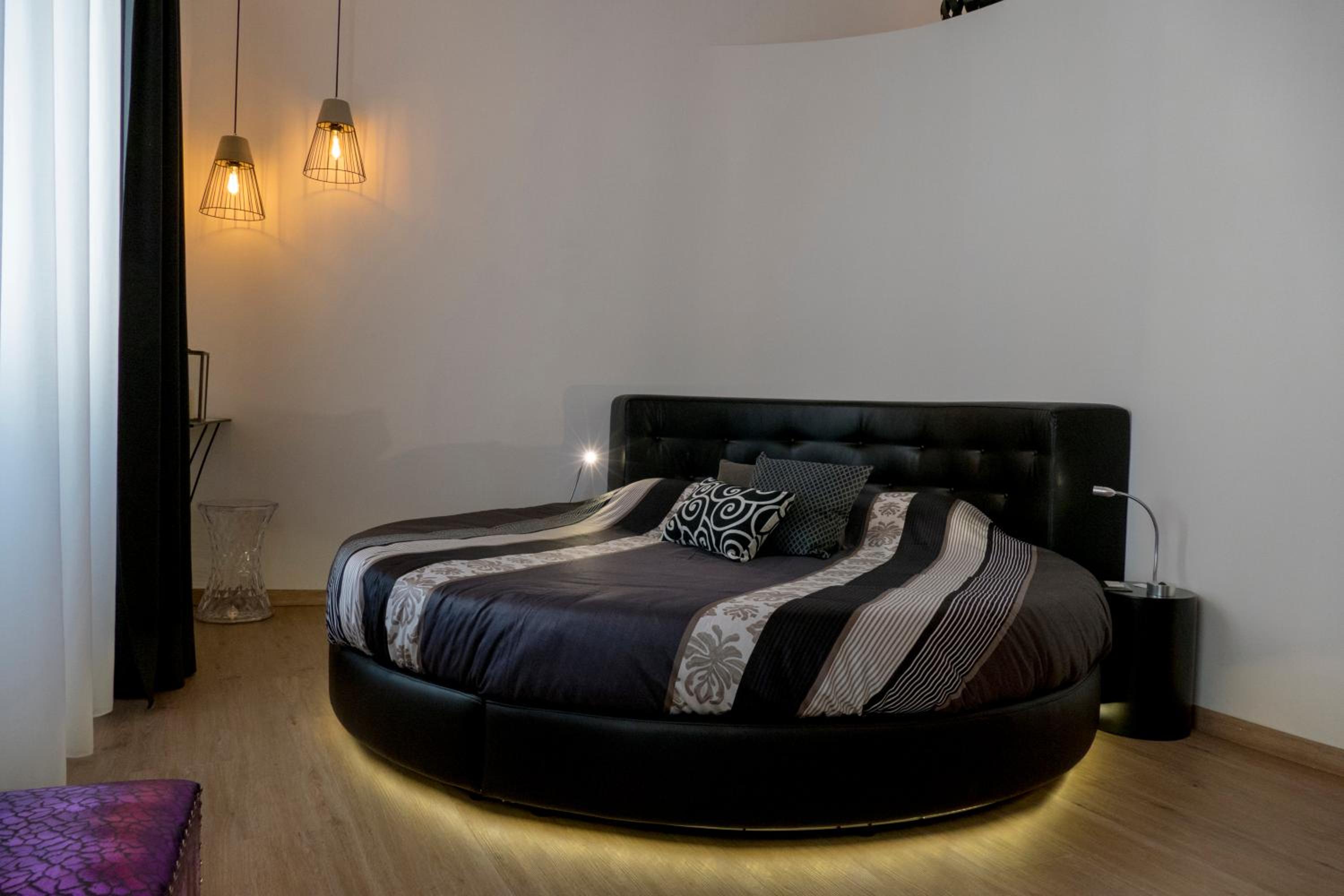 King Room with Balcony - Photo 3
