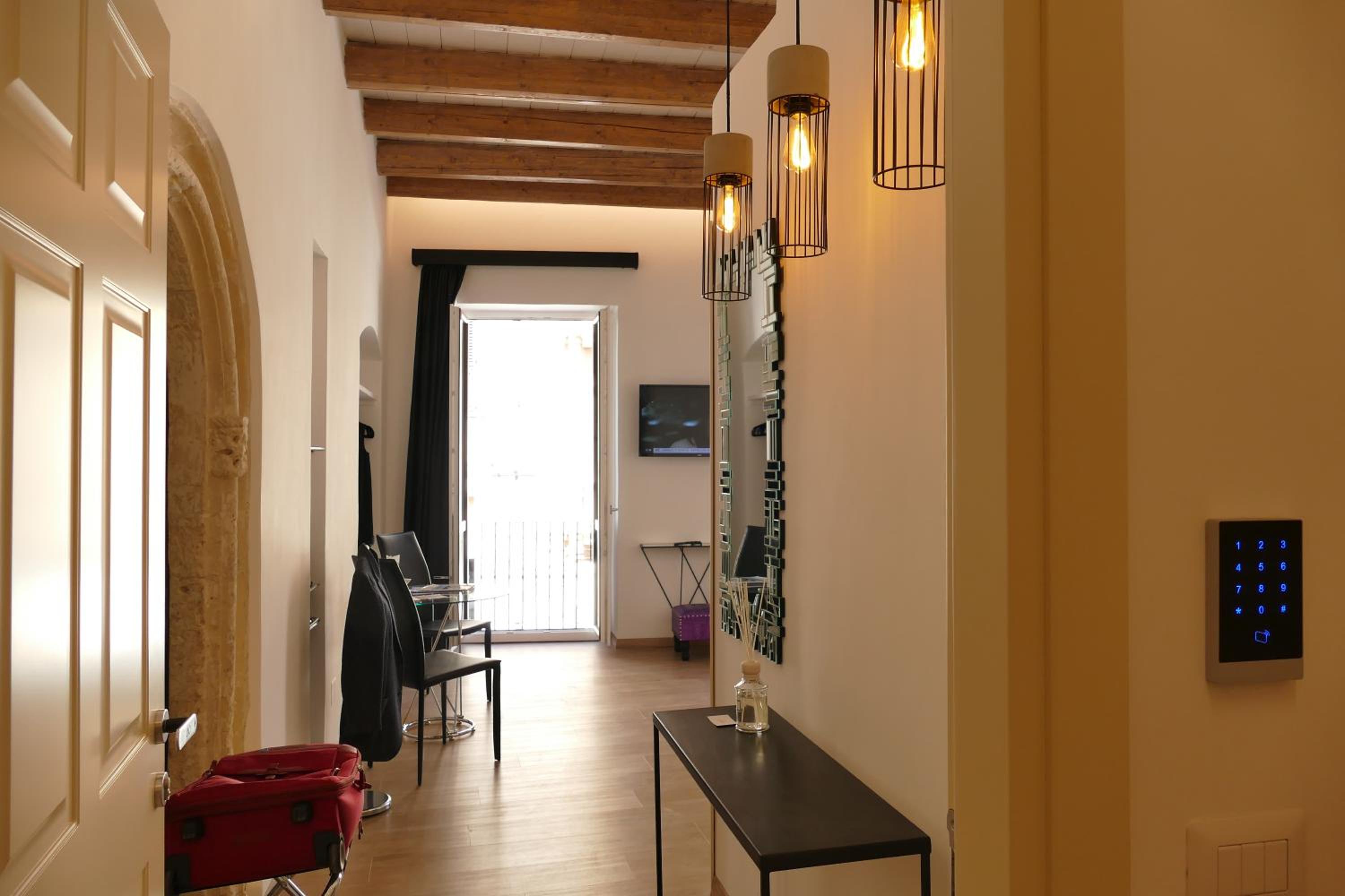 King Room with Balcony - Photo 23