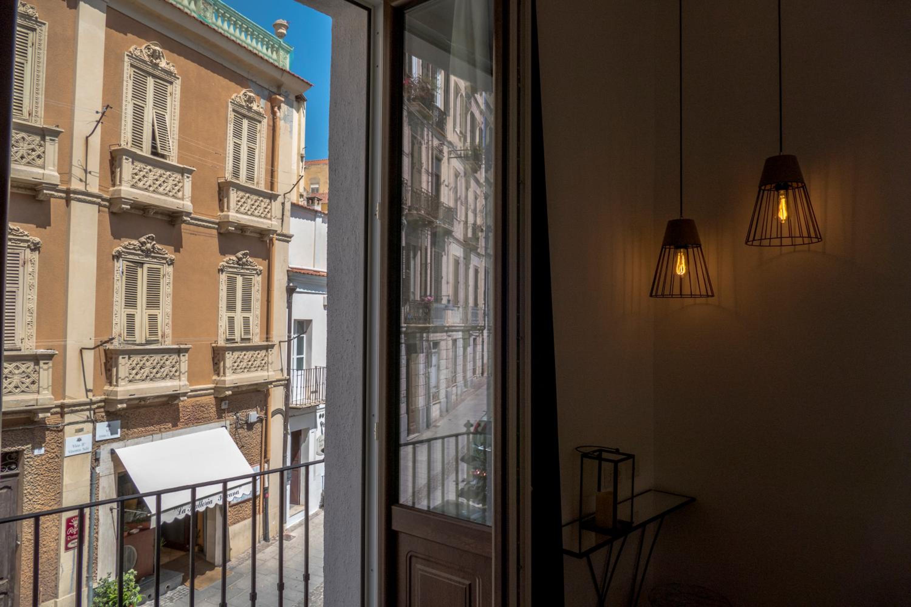 King Room with Balcony - Photo 2