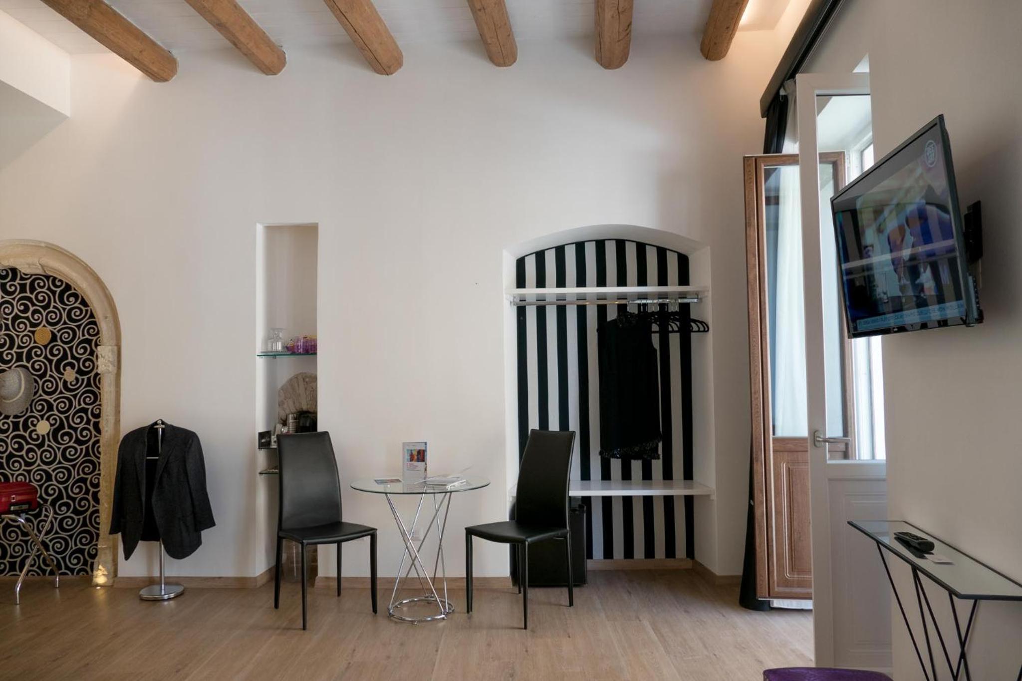 King Room with Balcony - Photo 6