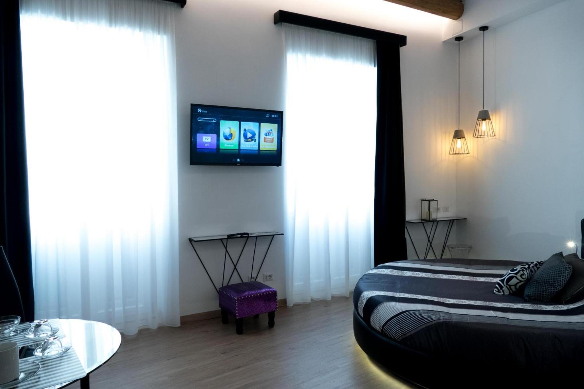 King Room with Balcony - Photo 13