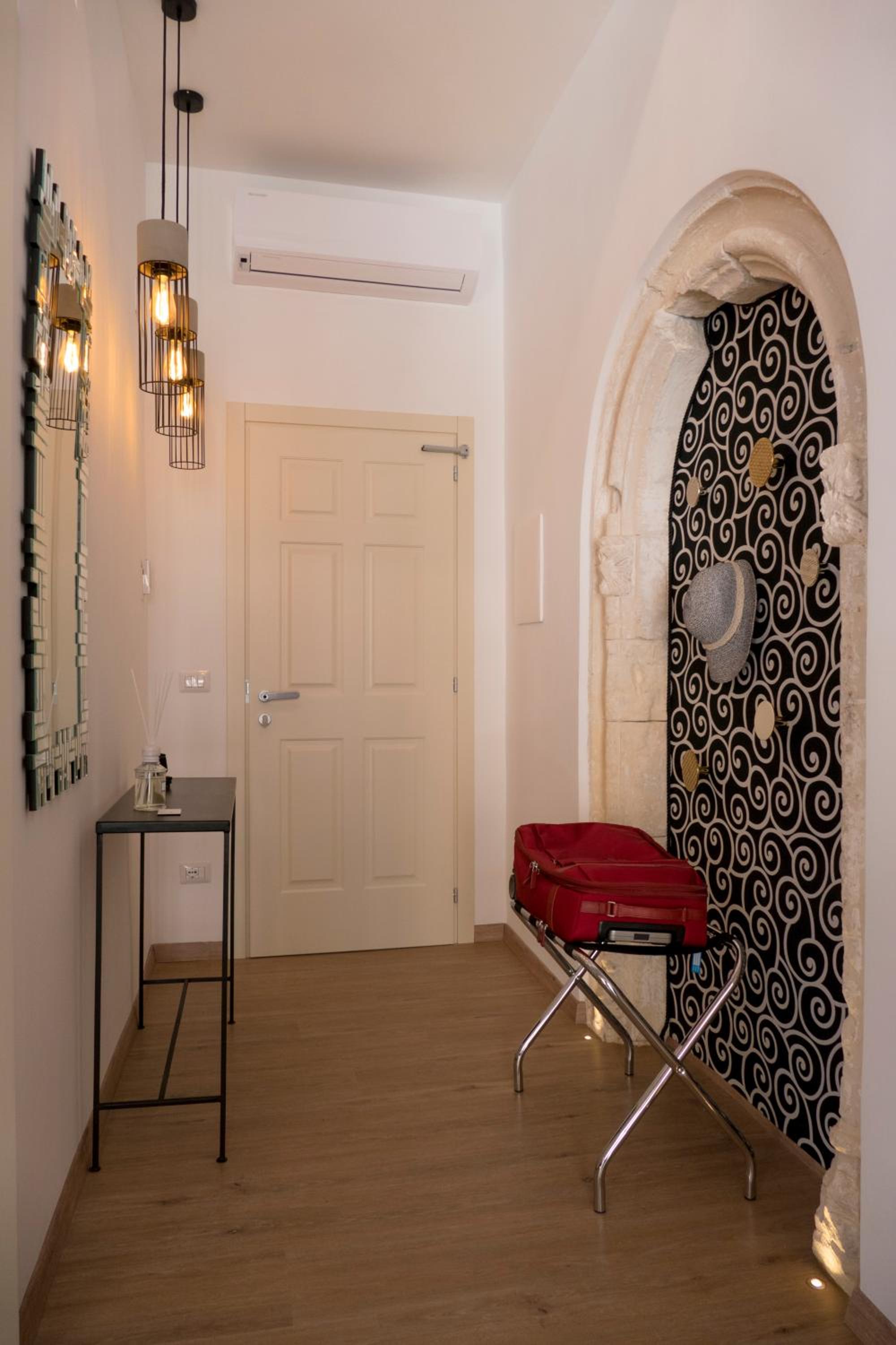King Room with Balcony - Photo 9