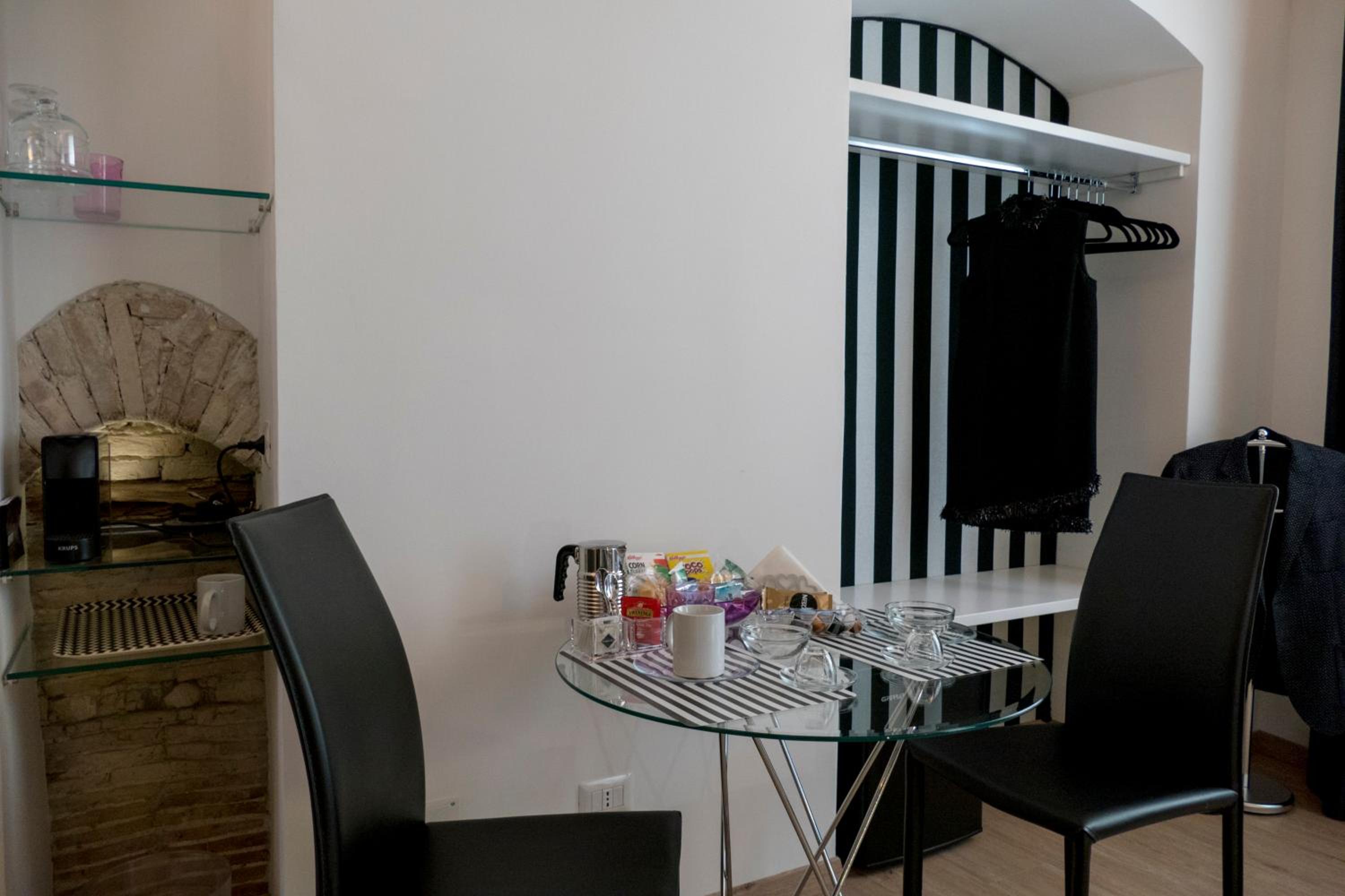 King Room with Balcony - Photo 8