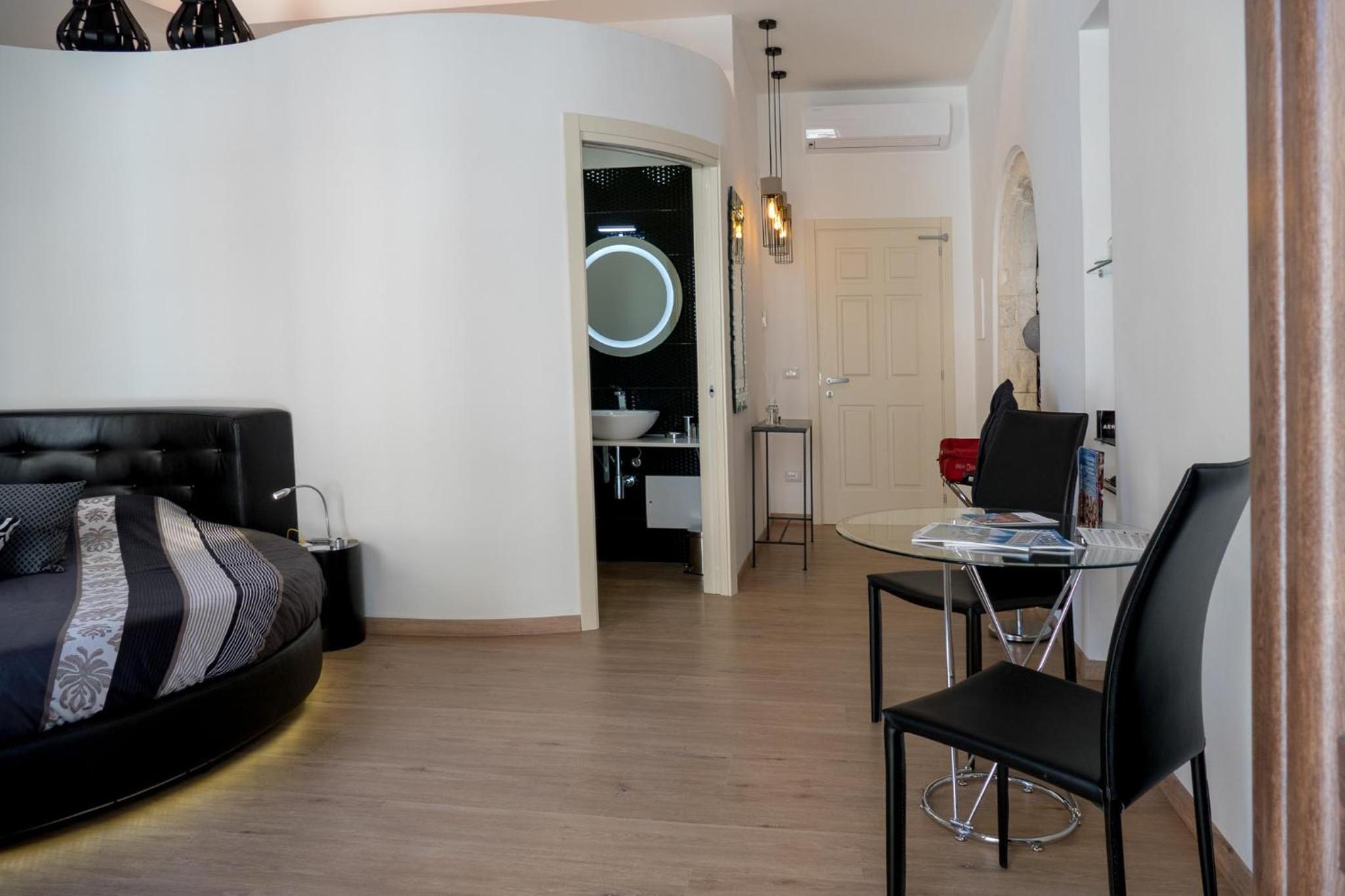 King Room with Balcony - Photo 14