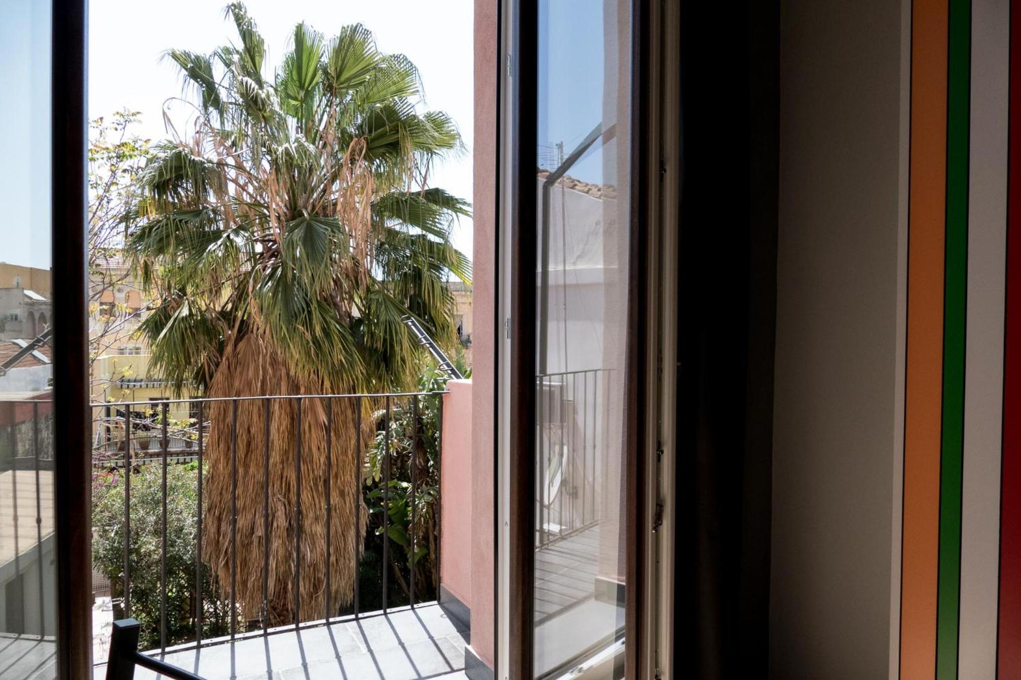 Suite with Balcony - Photo 2