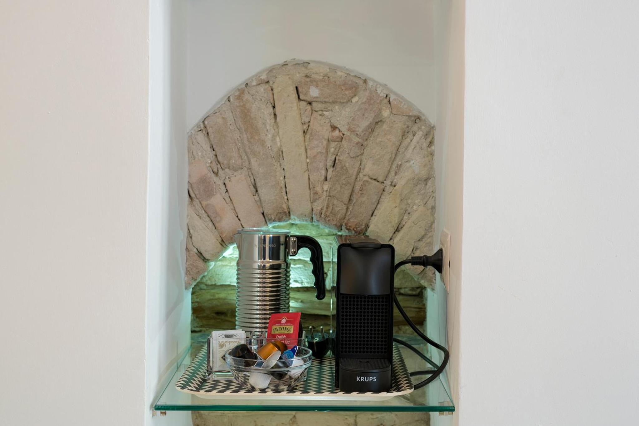 King Room with Balcony - Photo 4