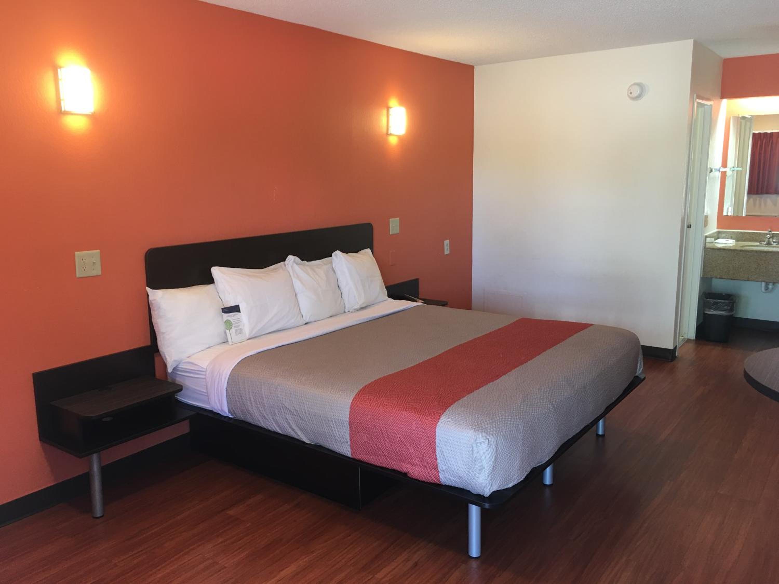 Deluxe King Room - Non-Smoking - Photo 1