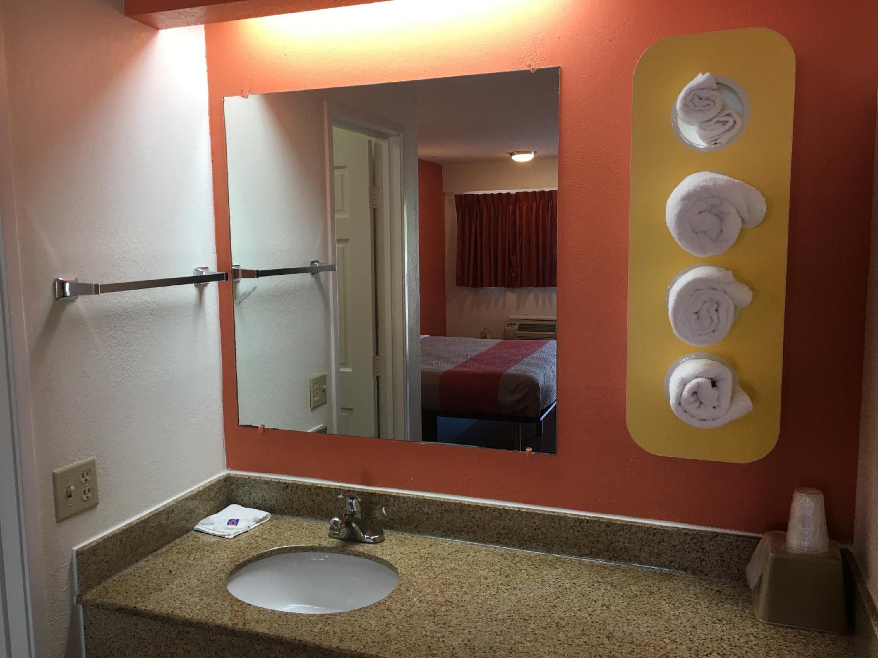 Deluxe King Room - Non-Smoking - Photo 4