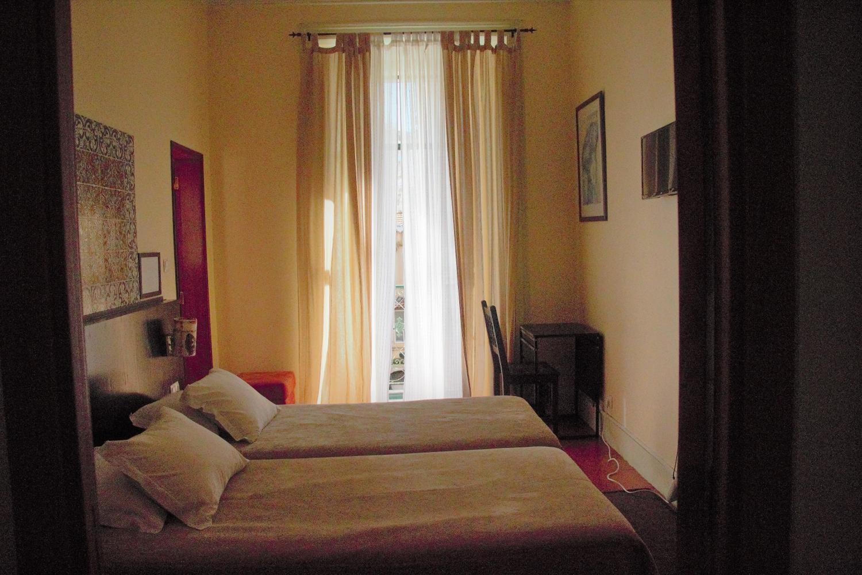 Double or Twin Room with Private Bathroom - Photo 8