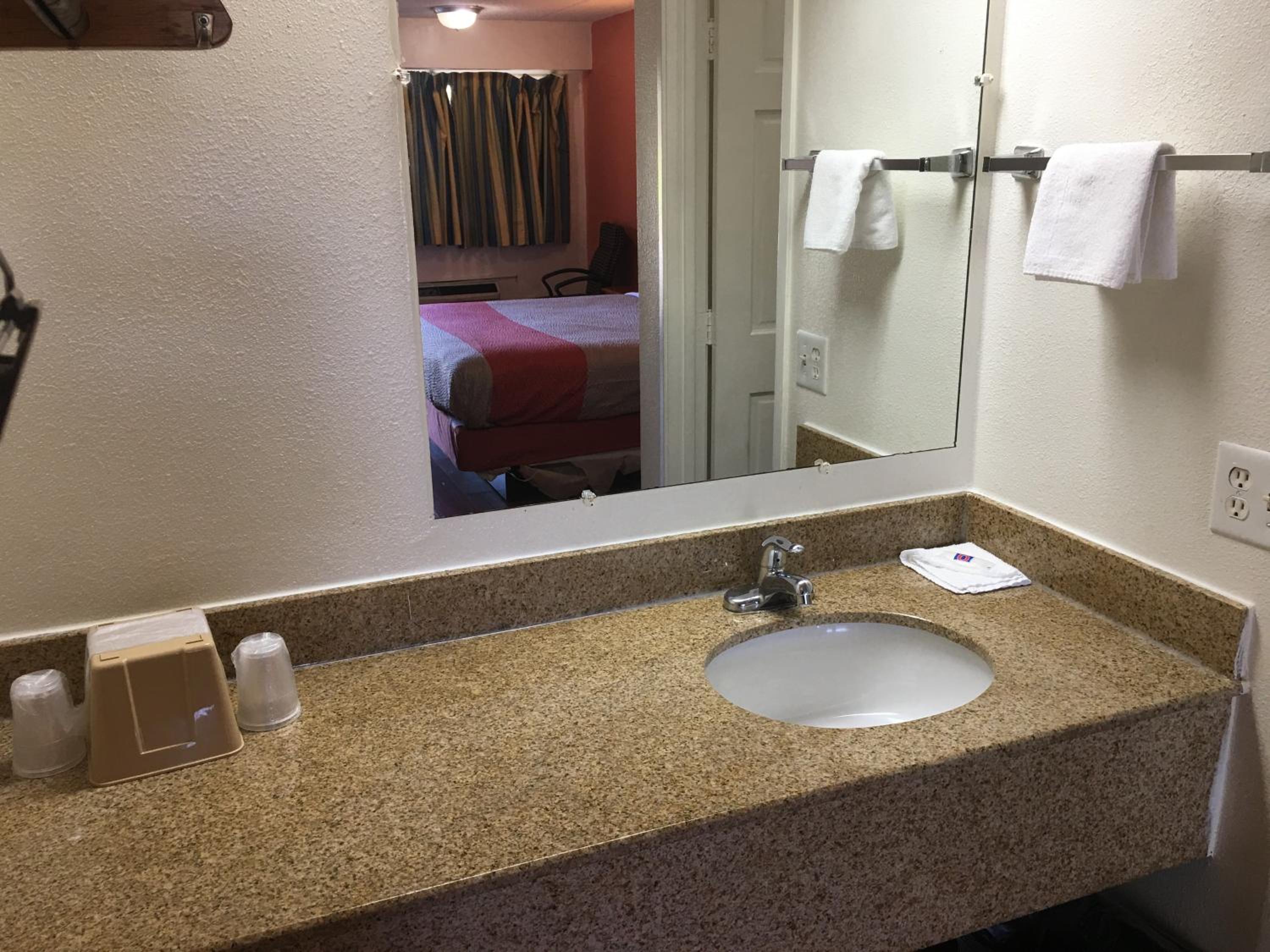 Deluxe King Room - Non-Smoking - Photo 2