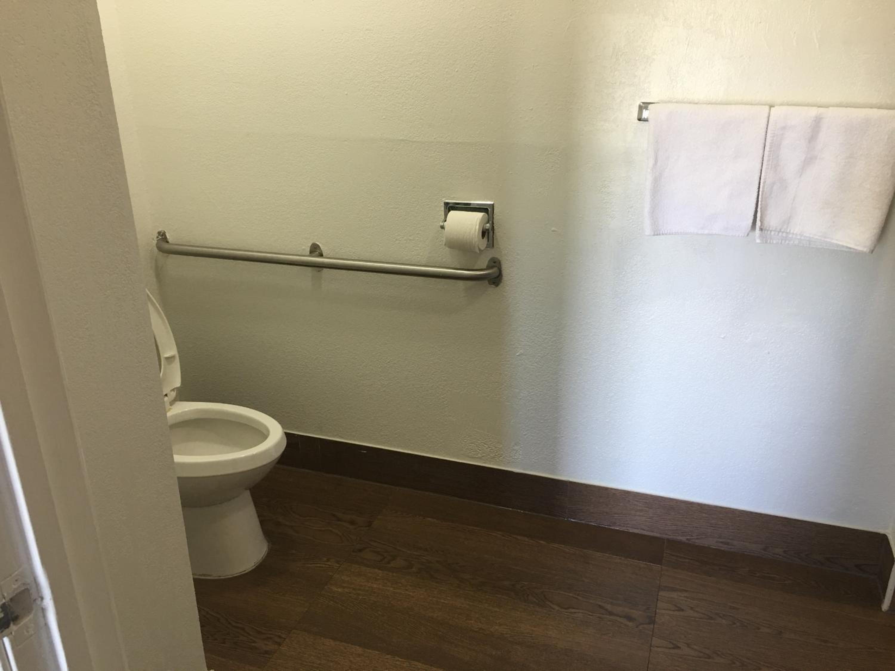King Room - Disability Access - Non-Smoking - Photo 2
