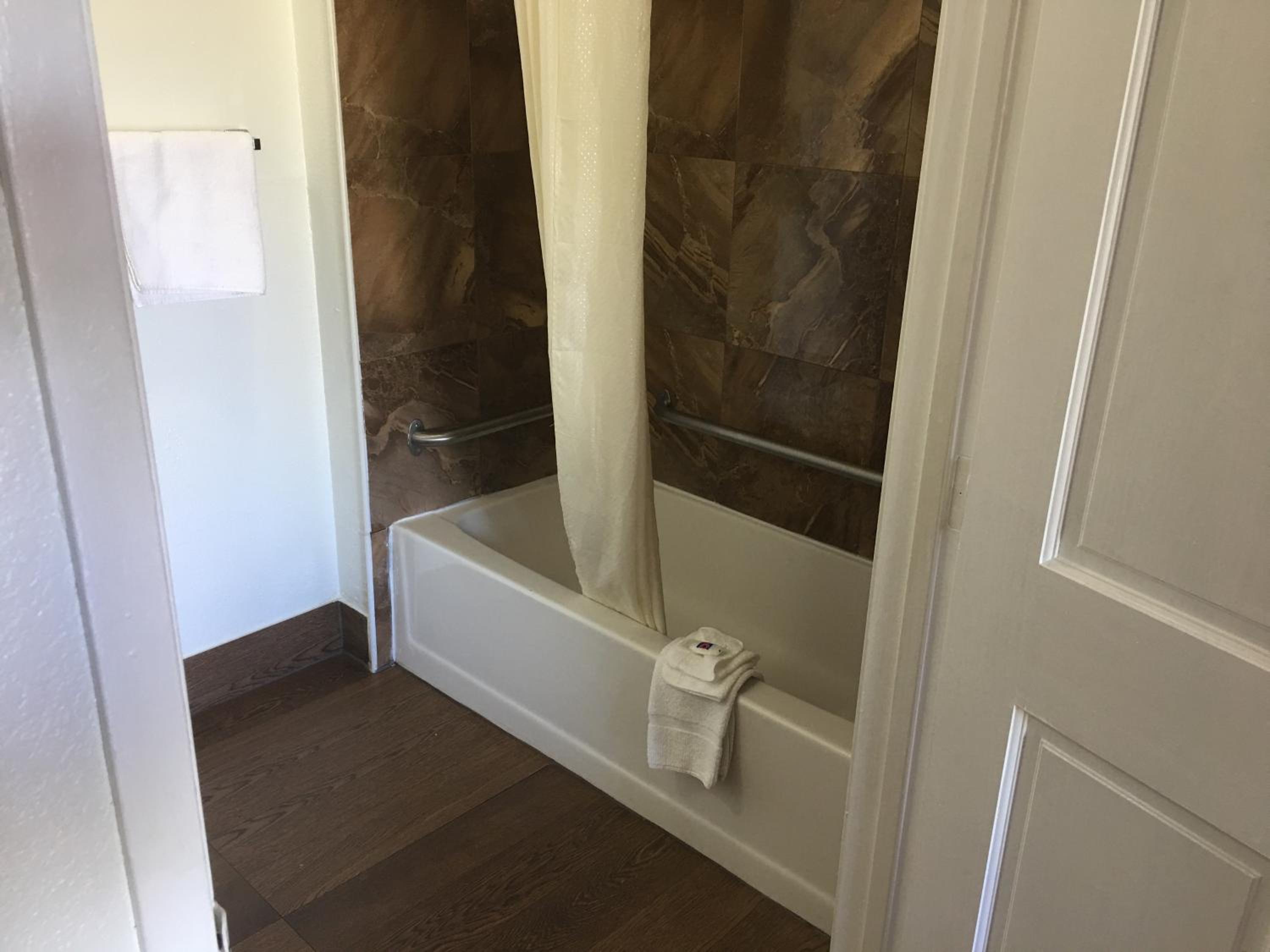 King Room - Disability Access - Smoking - Photo 3