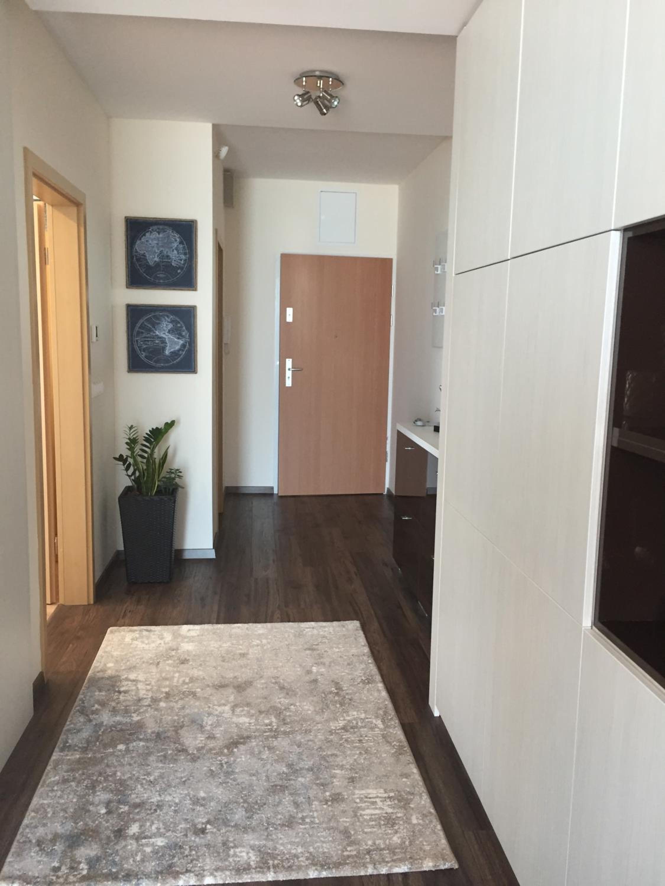 Deluxe One-Bedroom Apartment - Photo 2