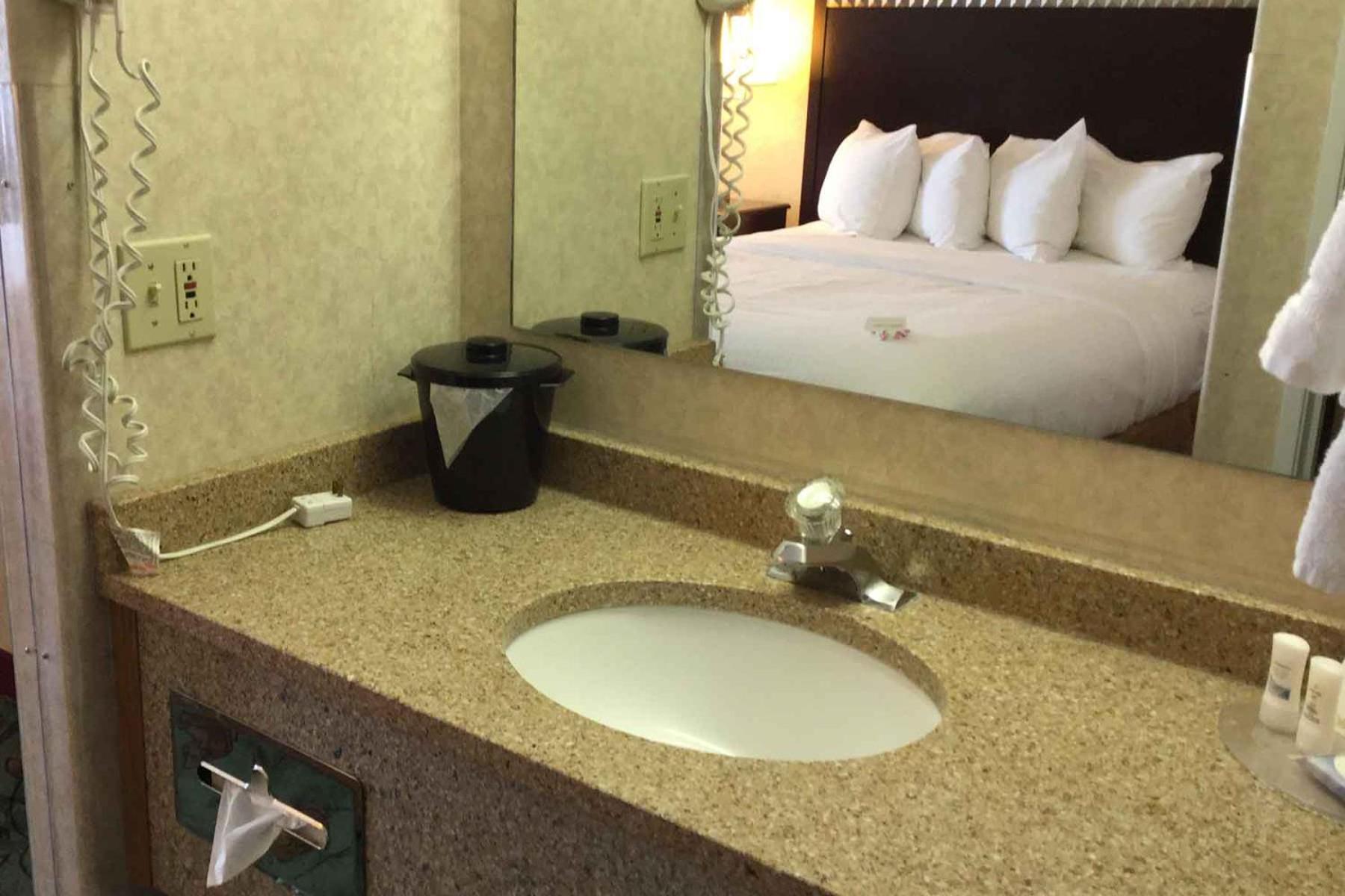 Queen Room With Two Queen Beds - Photo 5