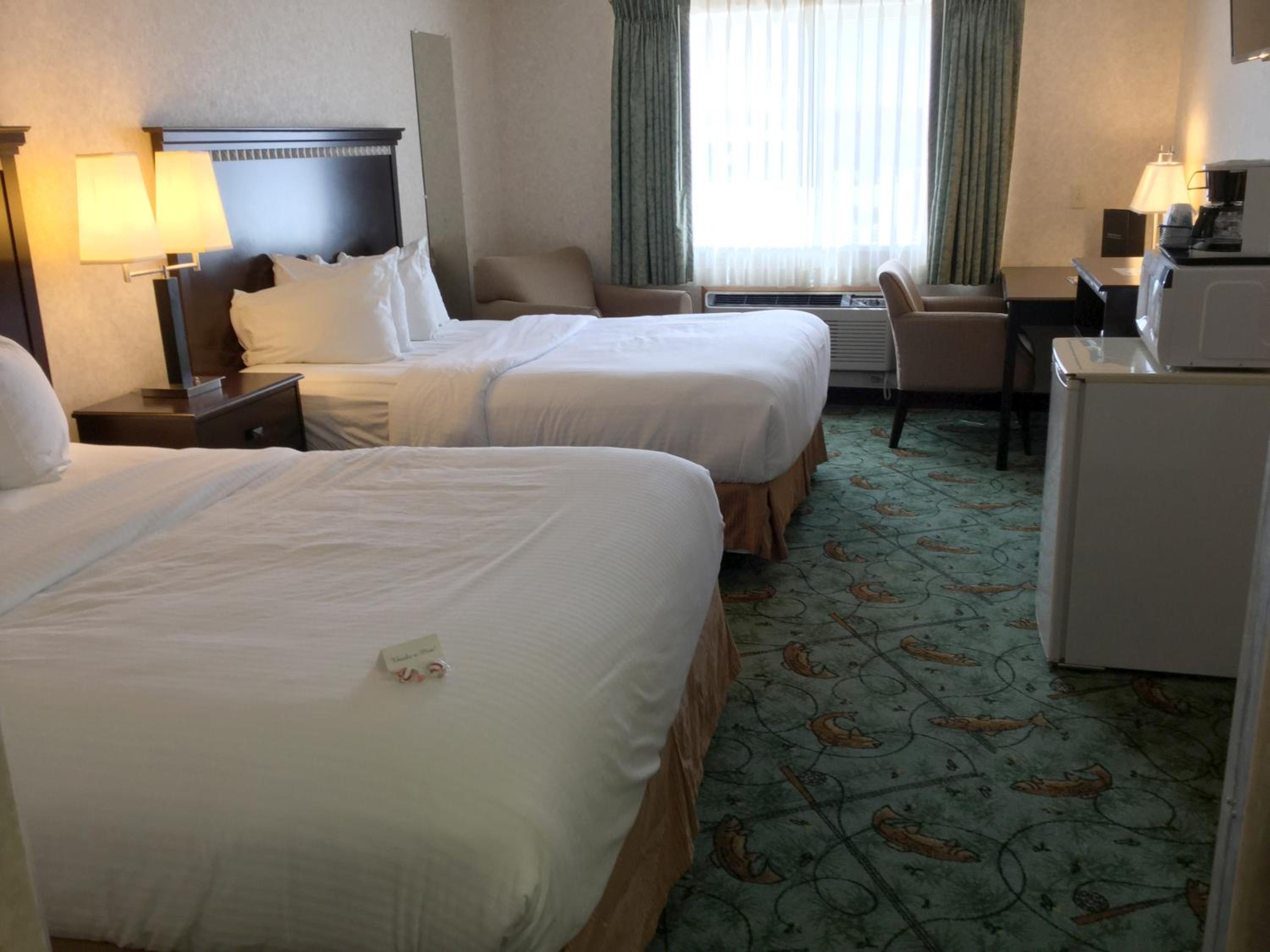 Queen Room With Two Queen Beds - Photo 2