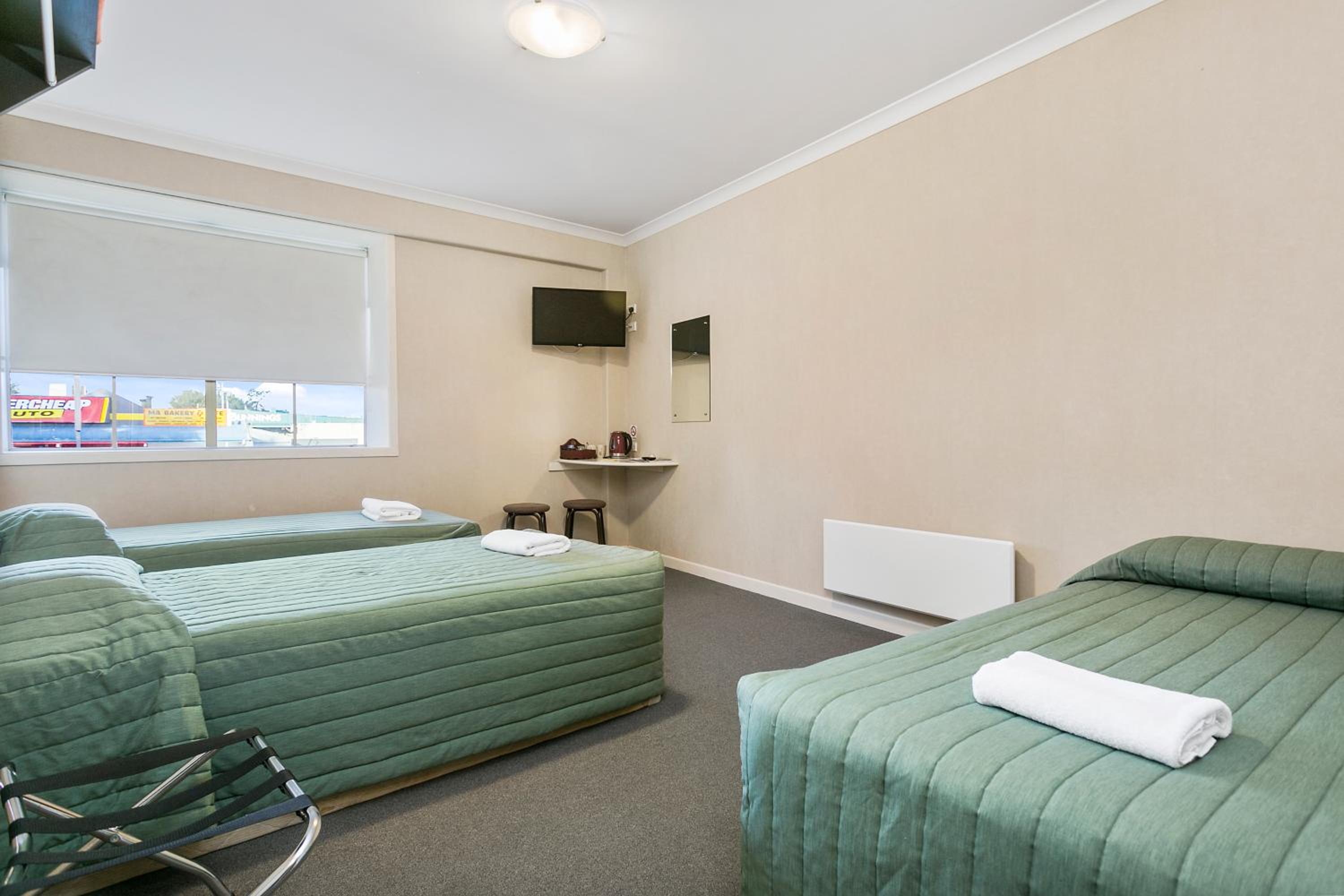 Triple Room (3 single beds) with Shared Bathroom - Photo 1
