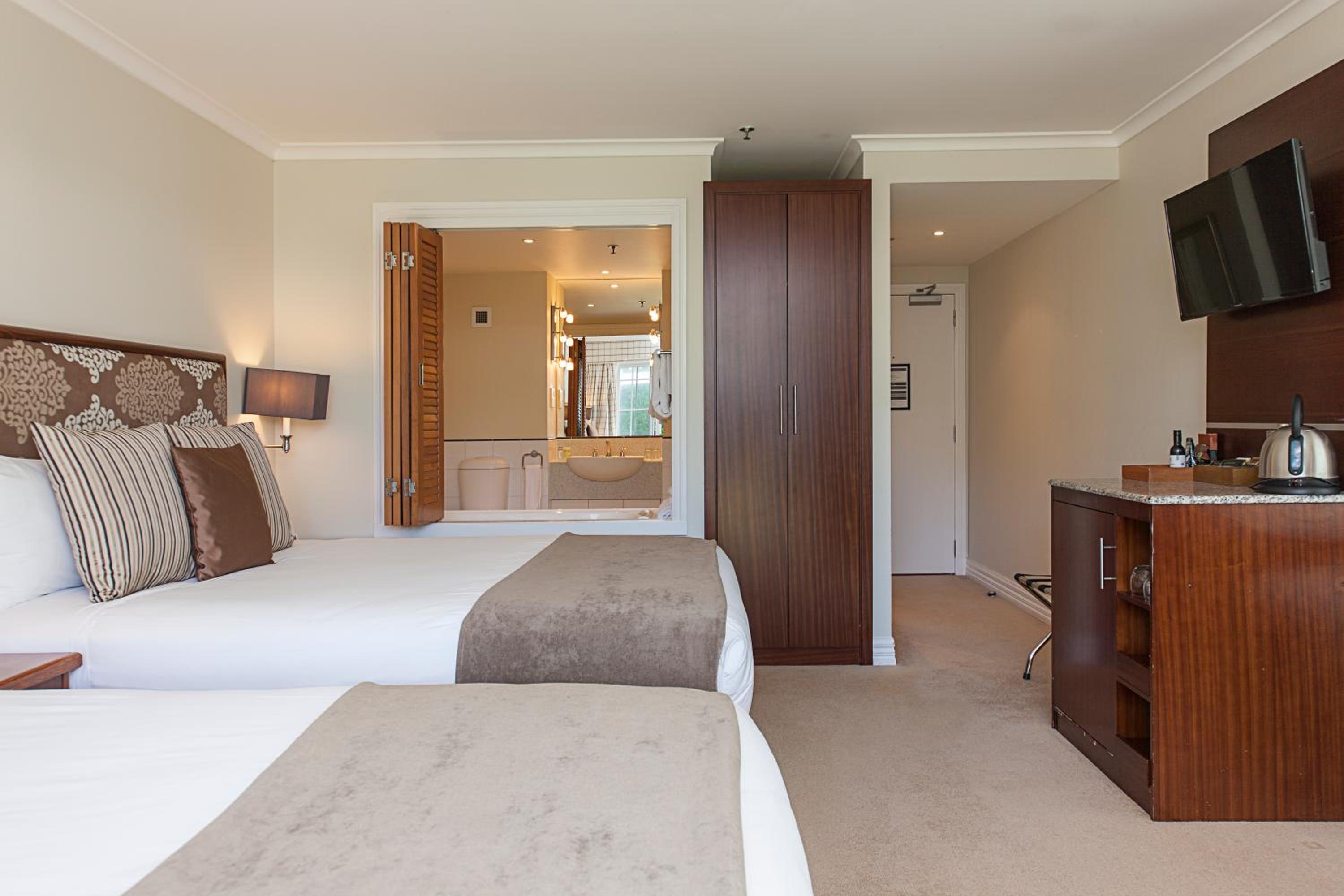Twin Room with Lake View - Photo 2