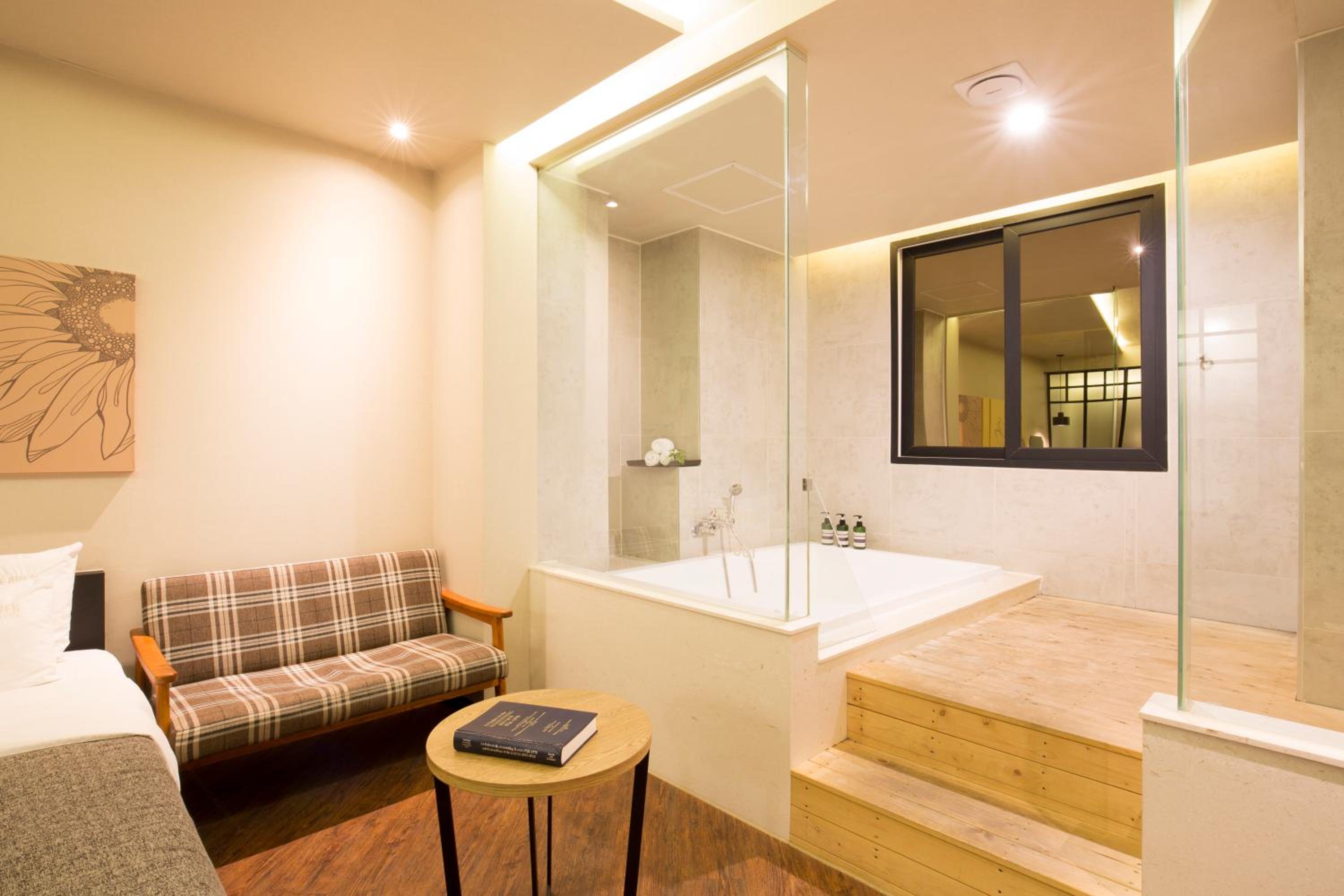 Standard Twin Room - Photo 2