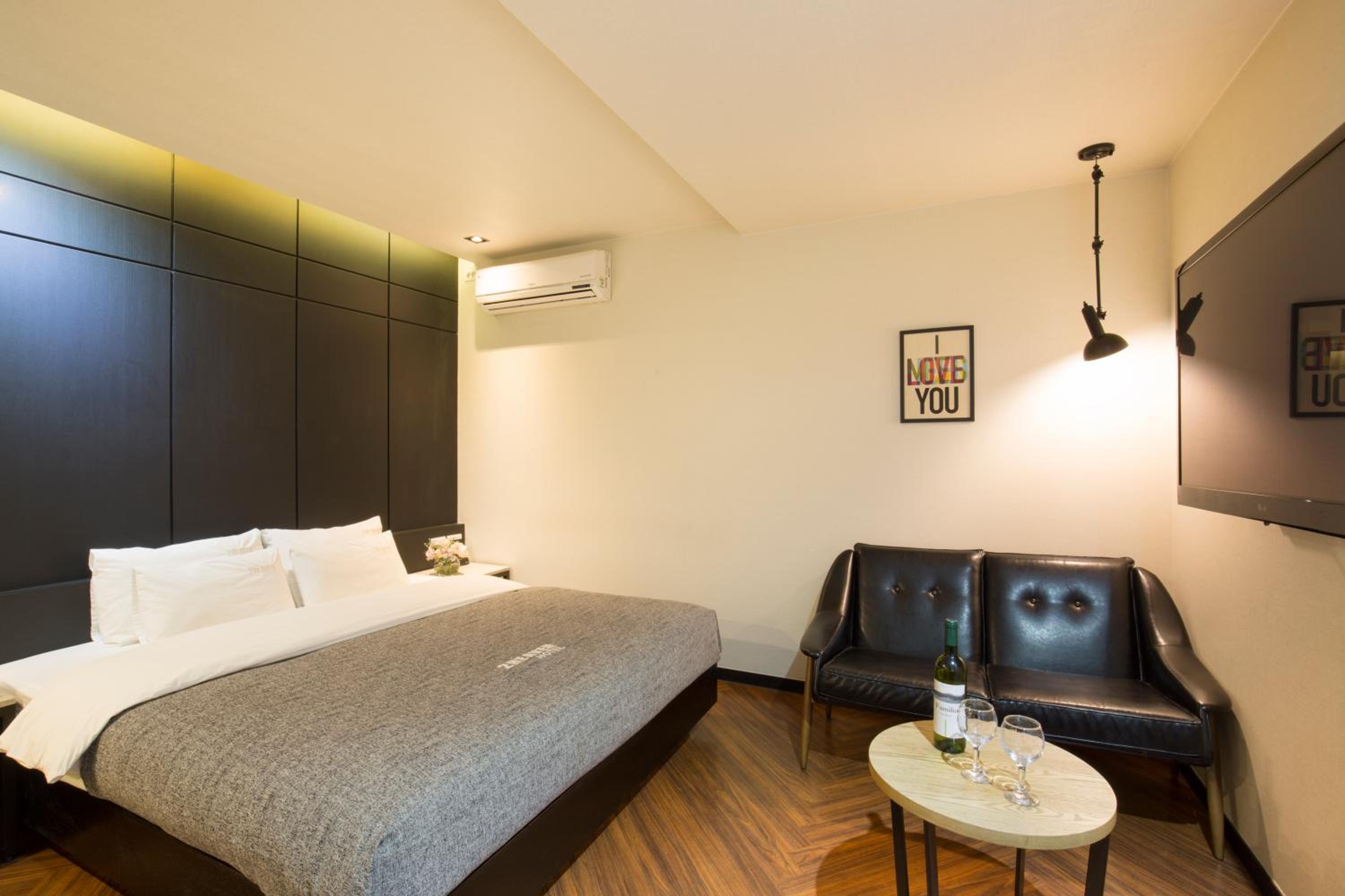 Standard Double Room - Photo 16